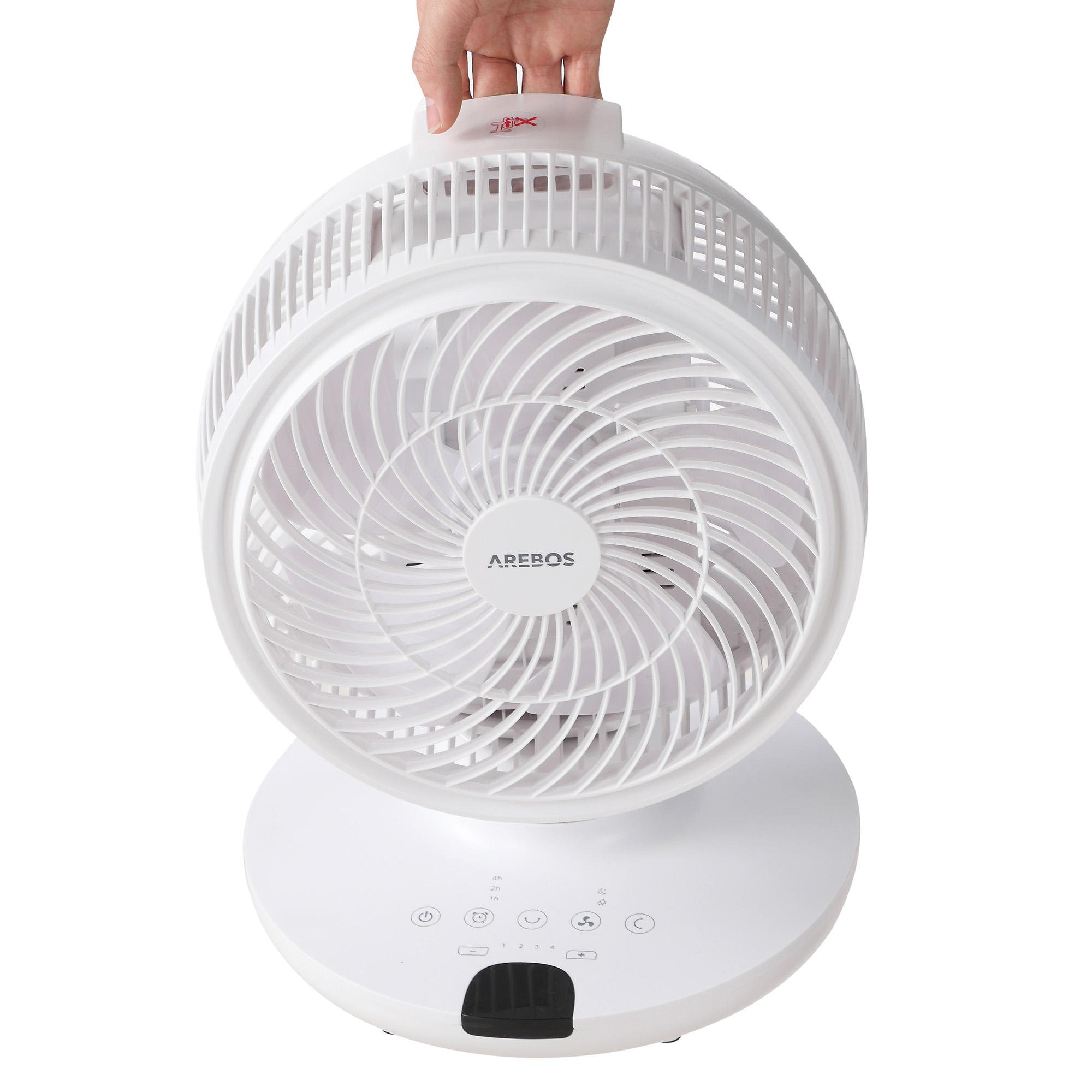 Weißer Ventilator mit rundem Design. Die Basis hat Steuertasten. Der Lüfter ist abgewinkelt.