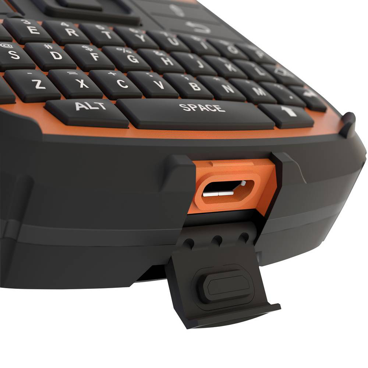 Eine robuste Tastatur in Schwarz und Orange mit geöffnetem Ladeanschluss und Blick ins Innere.