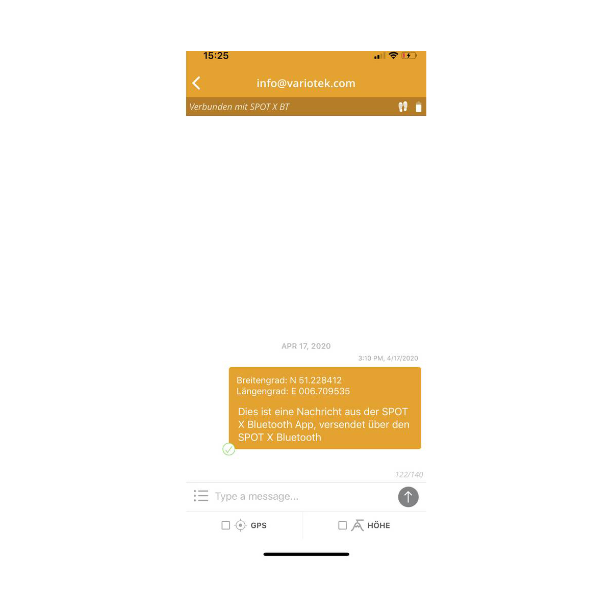 Telefonbildschirm zeigt Chat, GPS-Standort und Zeit. Heller Hintergrund, App-Oberfläche.