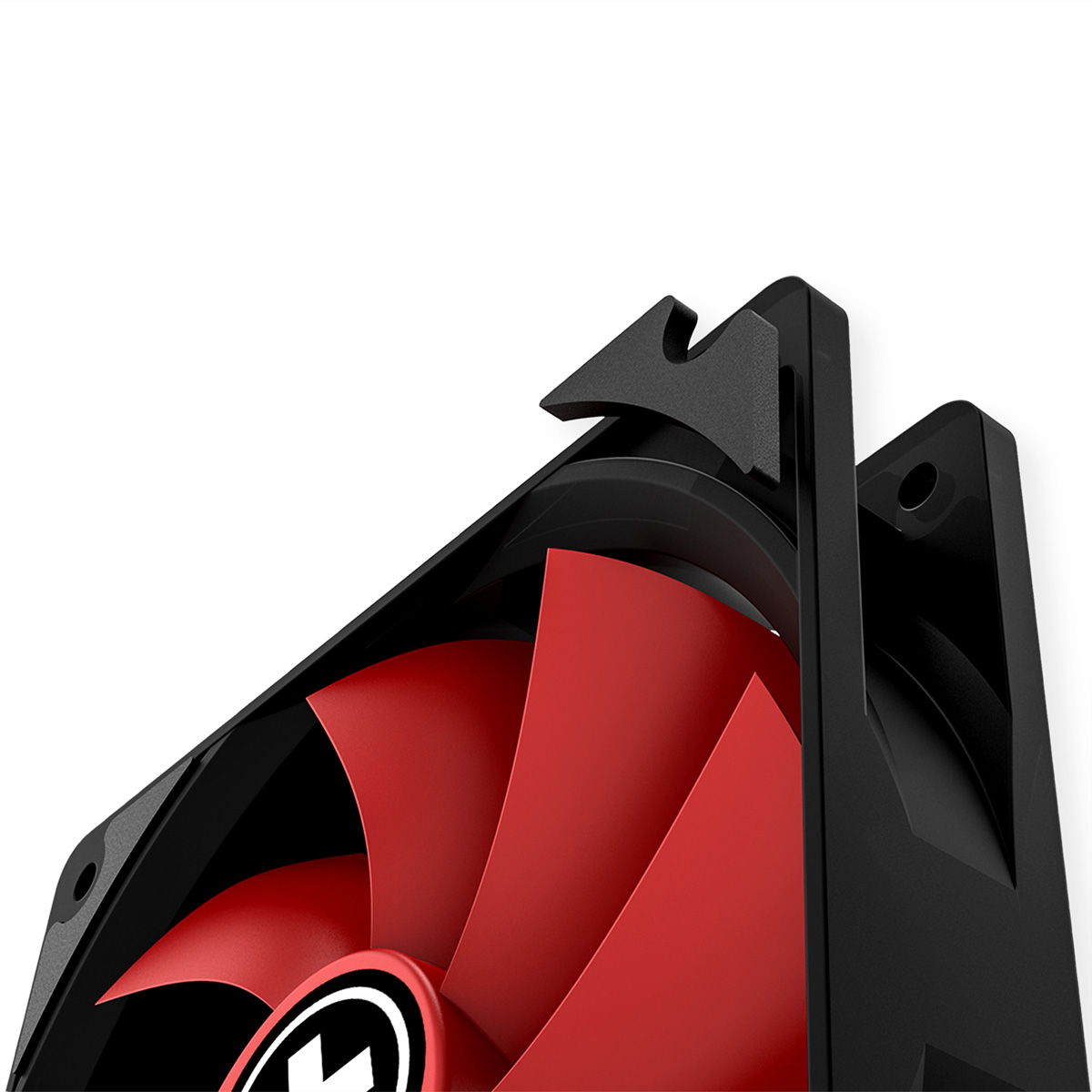 Nahaufnahme eines schwarzen Computerlüfters mit roten Flügeln auf weißem Grund.