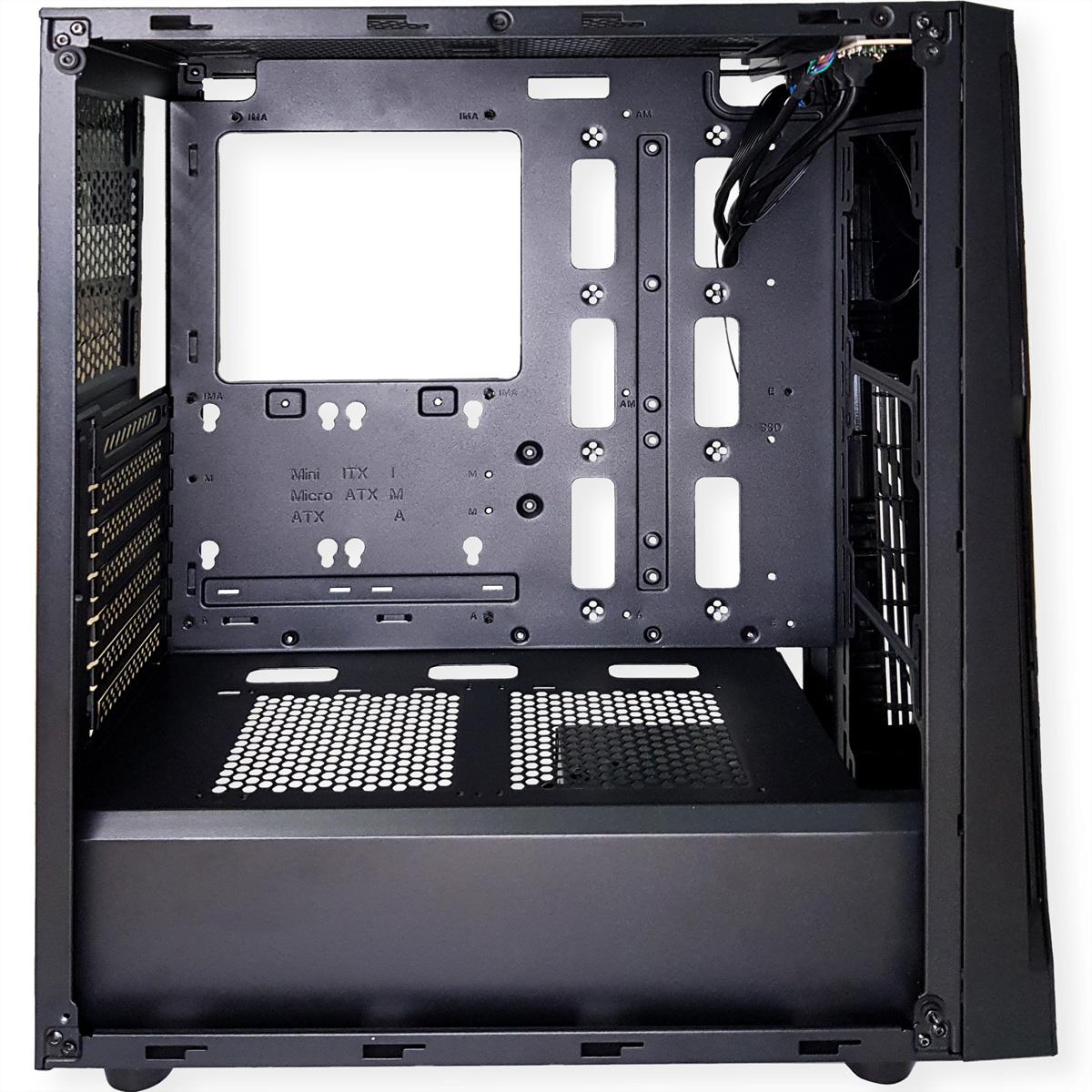 Innenansicht eines schwarzen Computergehäuses, mit sichtbaren Komponenten. Es ist leer, montagebereit.