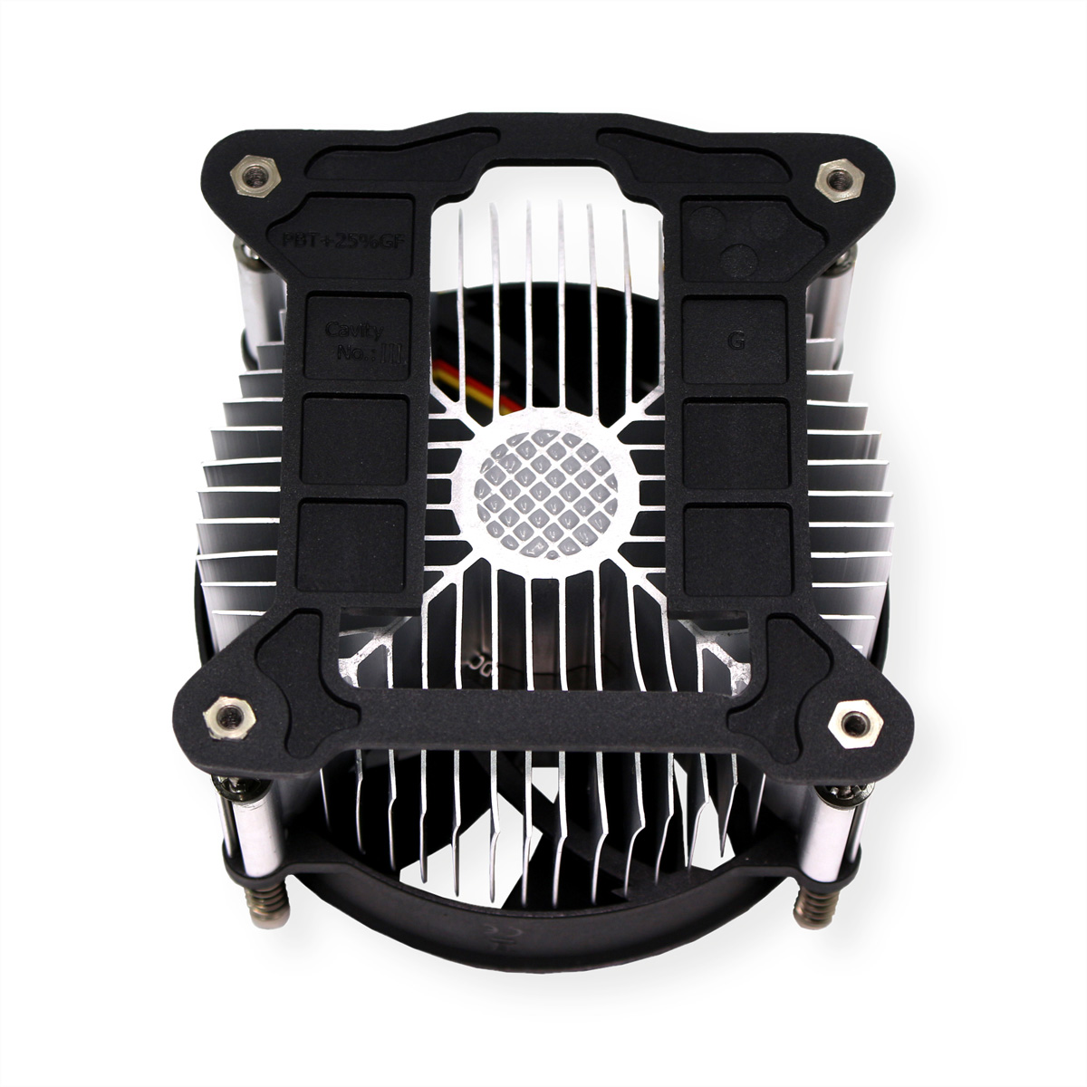 Computer CPU-koeler met zwart plastic frame, zilveren vinnen en een ventilator, geïsoleerd op wit.