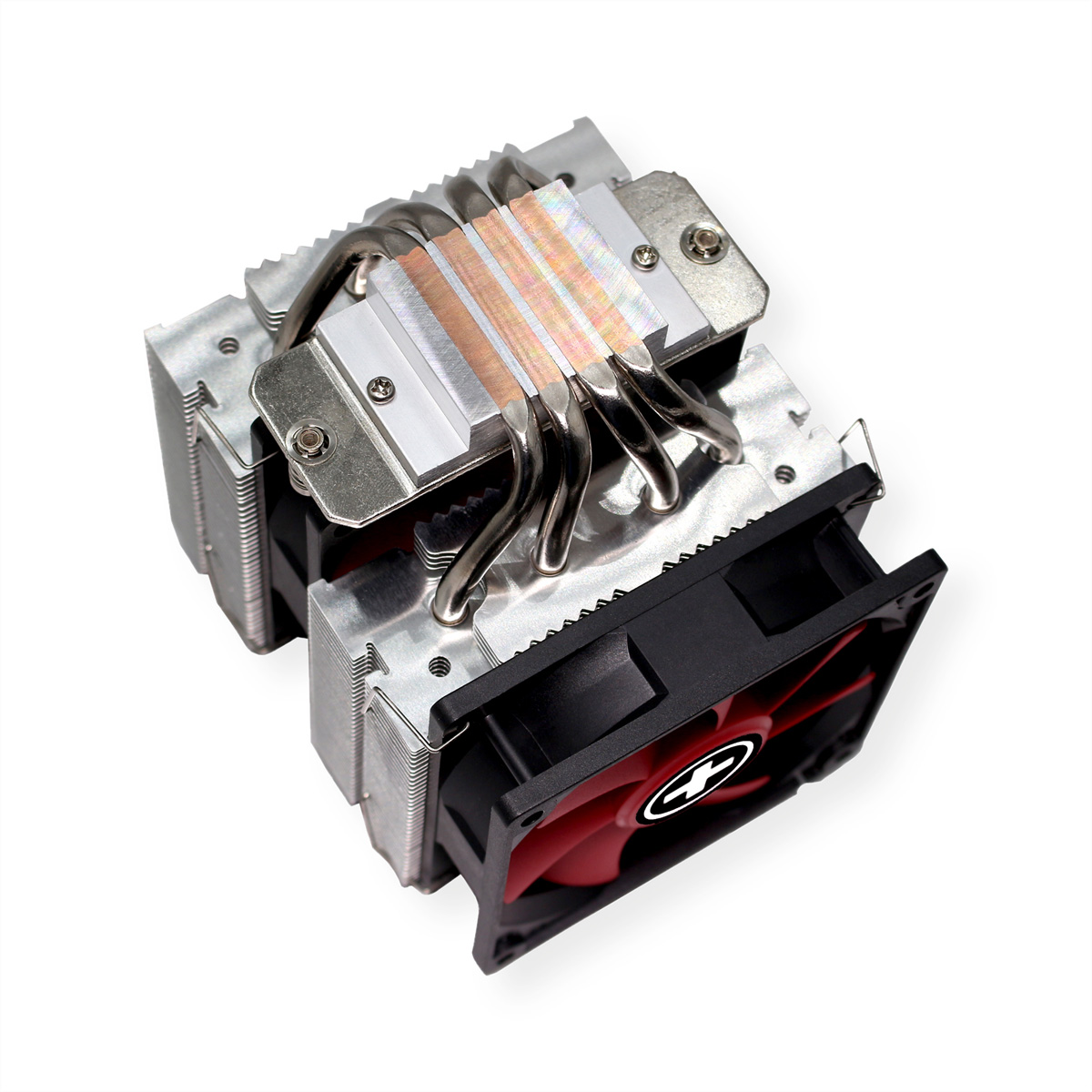 Een computer CPU-koeler met een ventilator en heatpipes op een witte achtergrond.