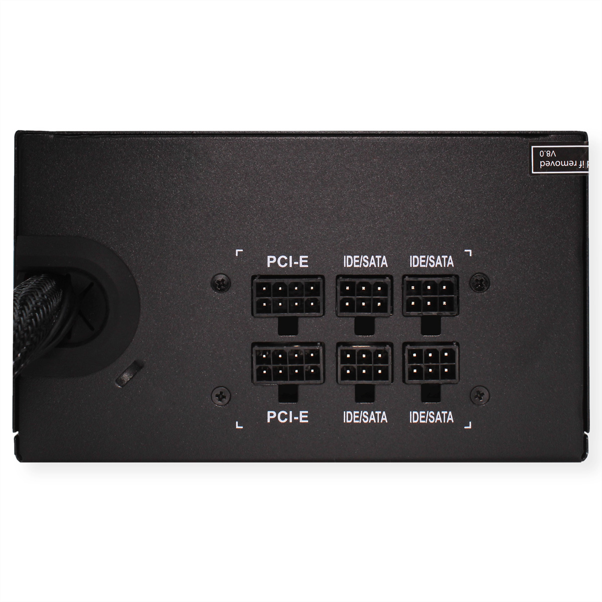 Un primo piano di un alimentatore nero con diverse porte PCI-E e IDE/SATA. È su sfondo bianco.