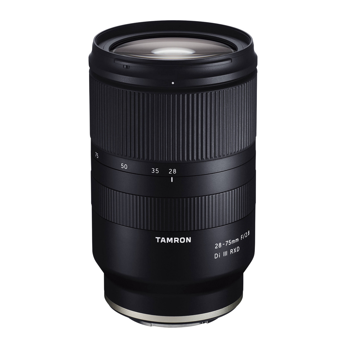 Ein schwarzes Kameraobjektiv mit Tamron-Markennamen, markiert mit Brennweiten, auf weißem Hintergrund.