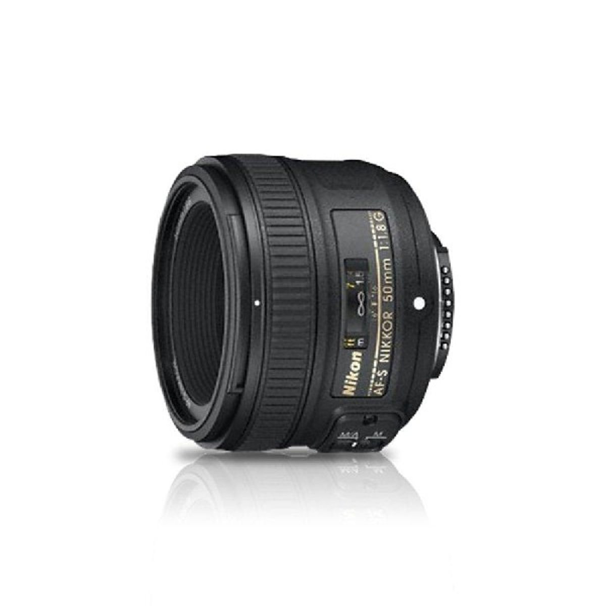 Czarny obiektyw z oznaczeniami Nikon i 50mm. Obiektyw jest lekko pochylony.