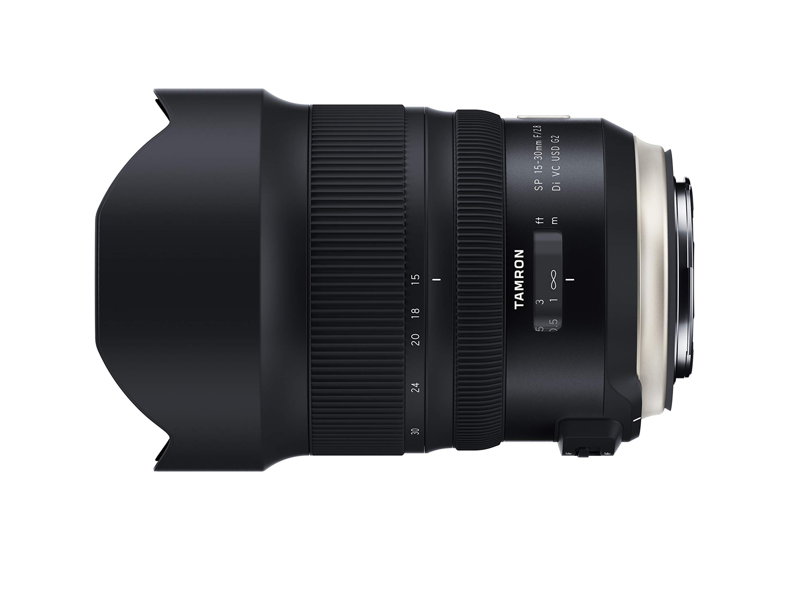 Ein schwarzes Kameraobjektiv mit Fokusring und Gegenlichtblende. Der Markenname ist Tamron.