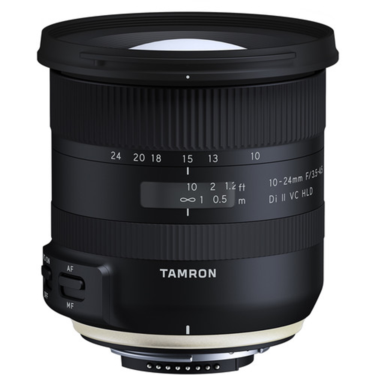 Schwarzes Kameraobjektiv. Der Text lautet Tamron 10-24mm f/3.5-4.5 Di II VC HLD. Es gibt Zahlen.