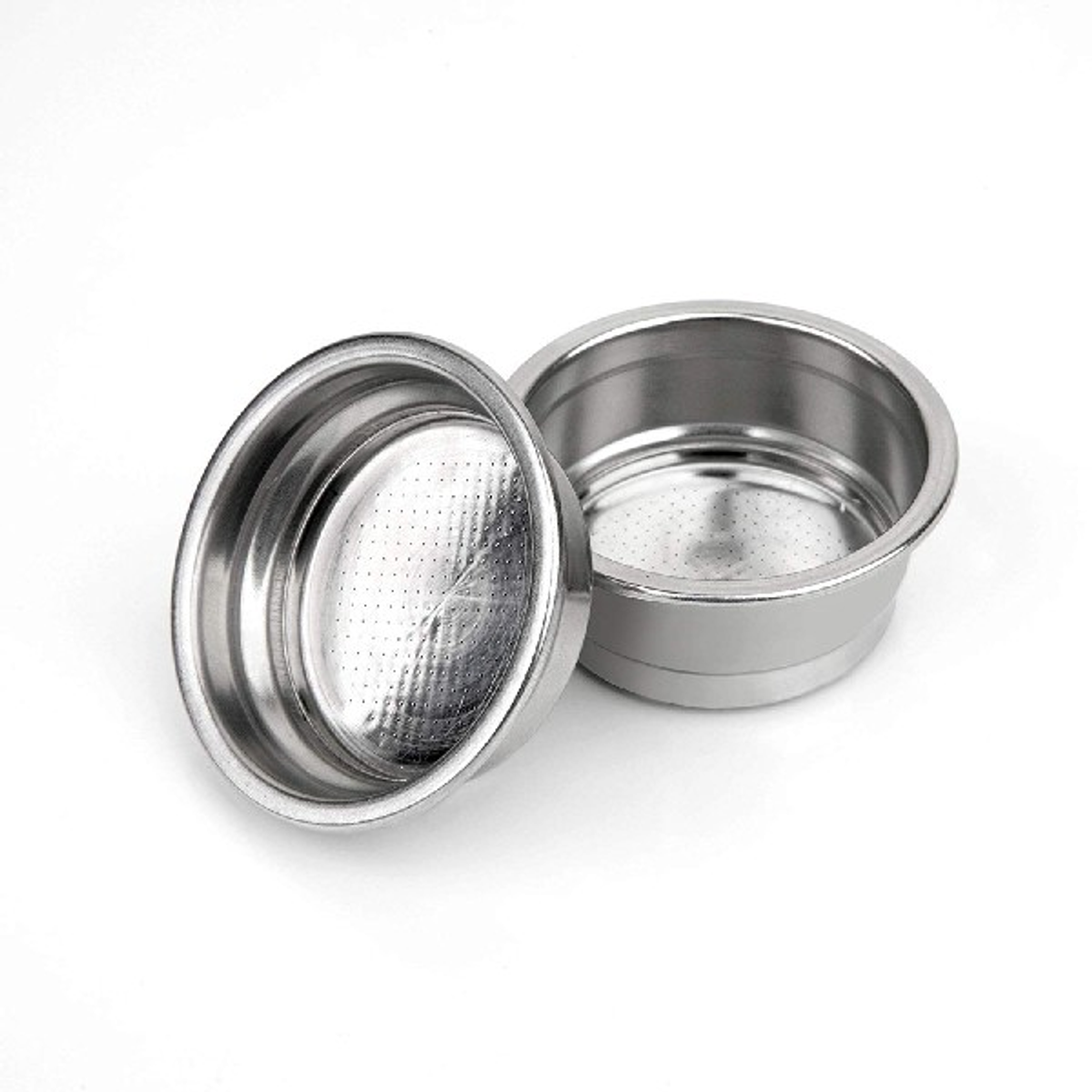 Dwa kosze filtracyjne do ekspresu do kawy ze stali nierdzewnej na białej powierzchni, obok siebie.