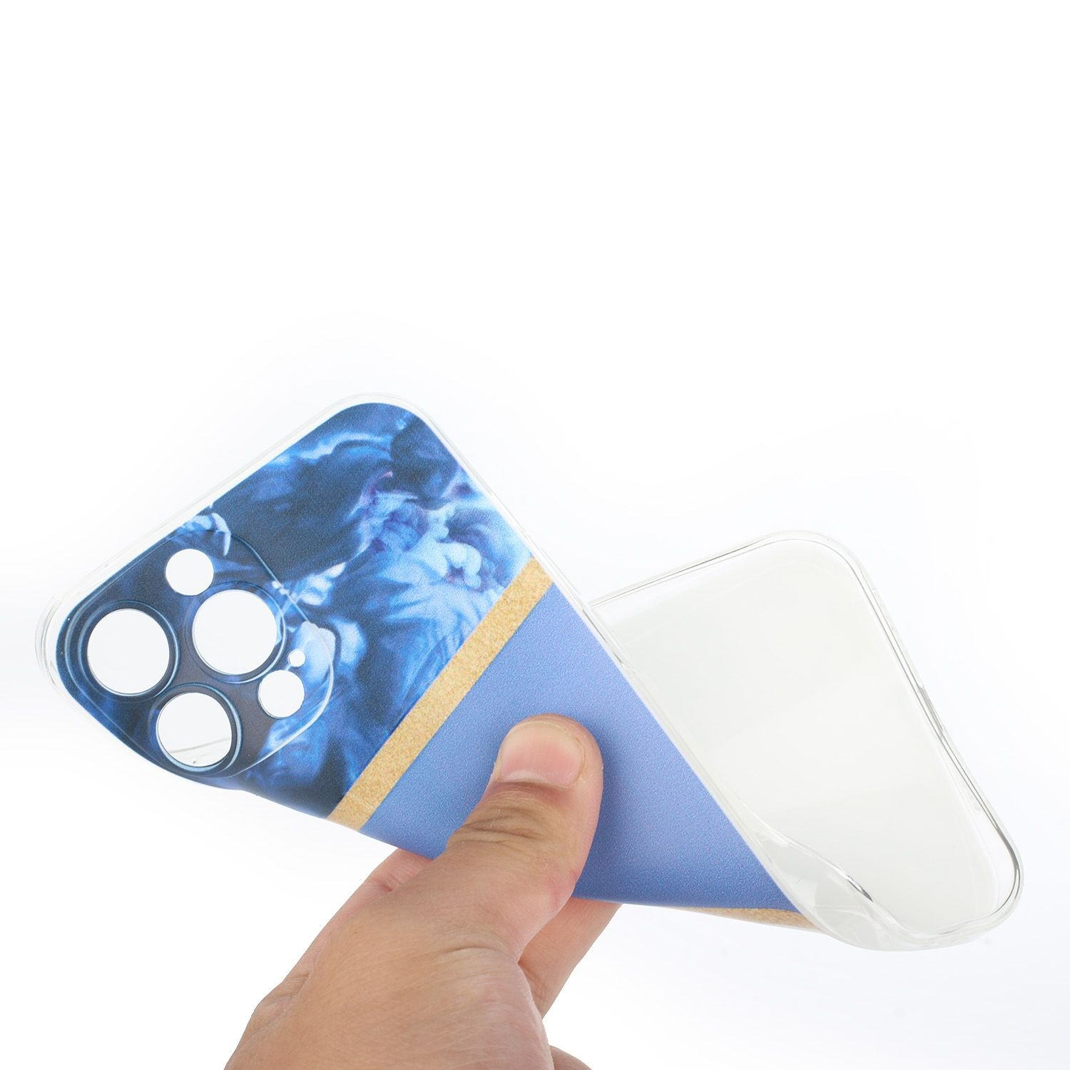 Eine Hand, die ein Telefon in einer Hülle mit blauem, goldenem und weißem geometrischem Design hält.