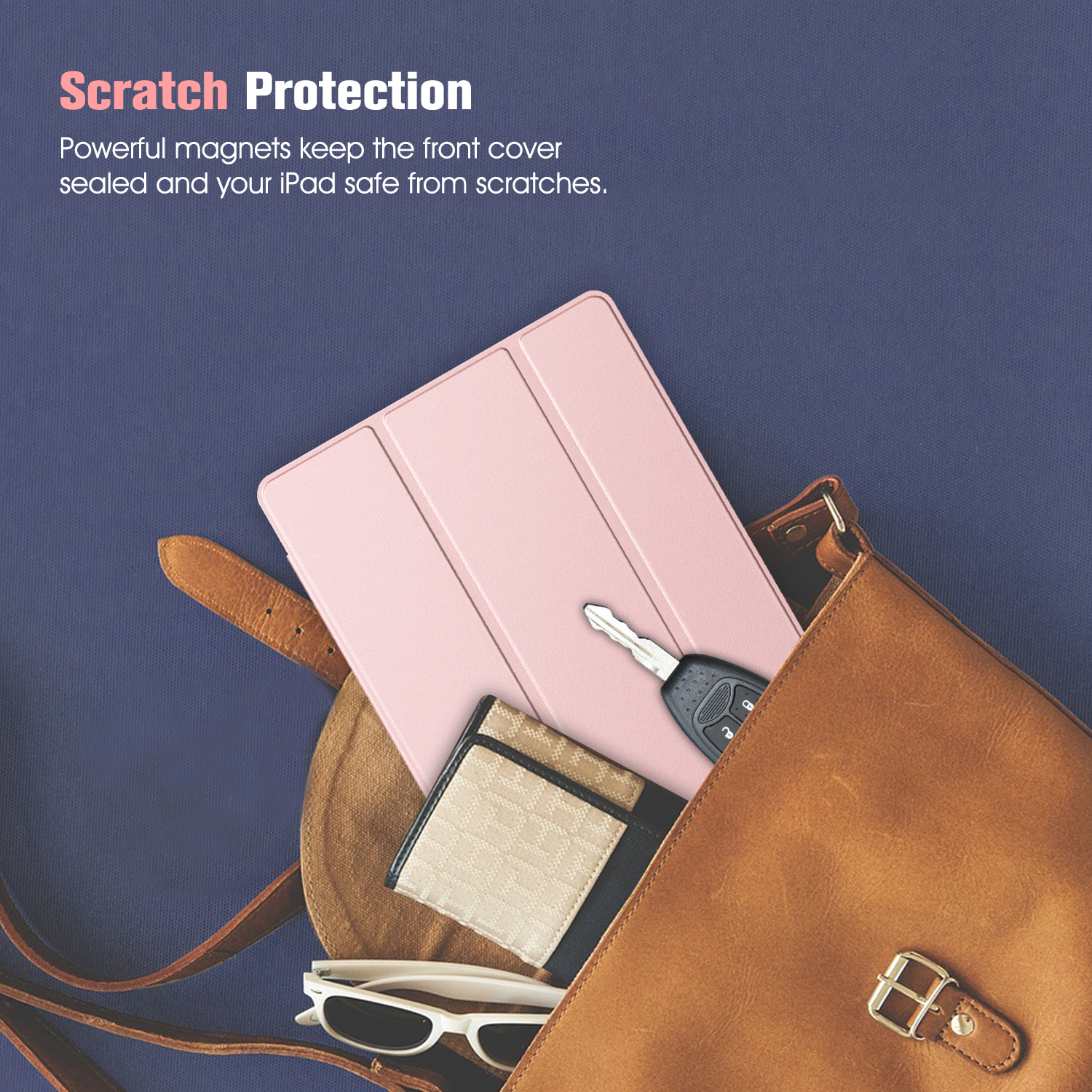 Eine rosa iPad-Hülle mit Geldbörse, Autoschlüssel und Sonnenbrille in einer Handtasche.