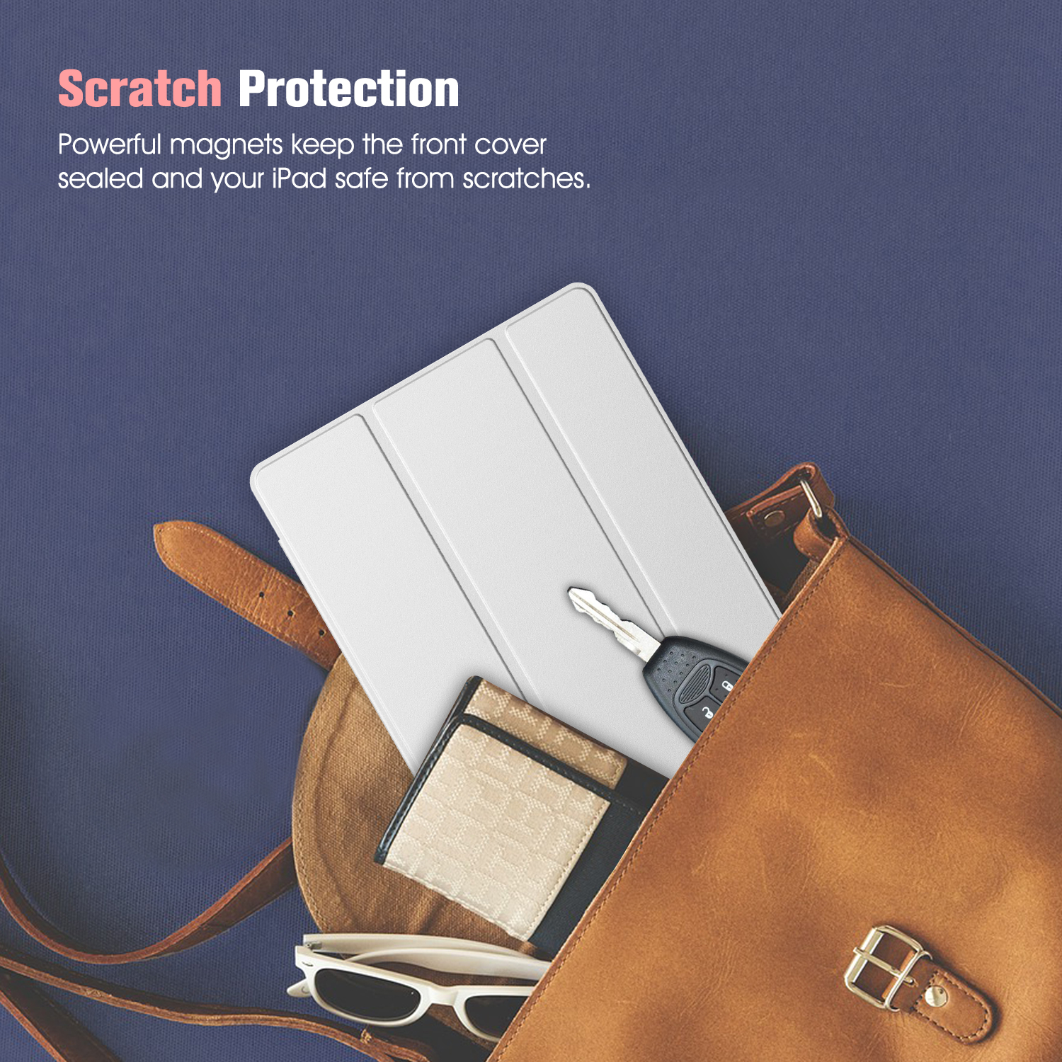 Eine weiße iPad-Hülle, eine Brieftasche, Schlüssel und Sonnenbrille in einer braunen Tasche.