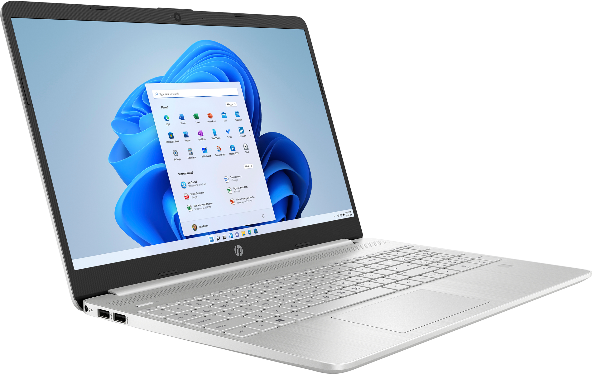 Portátil plateado abierto sobre una mesa, mostrando la interfaz de Windows 11.
