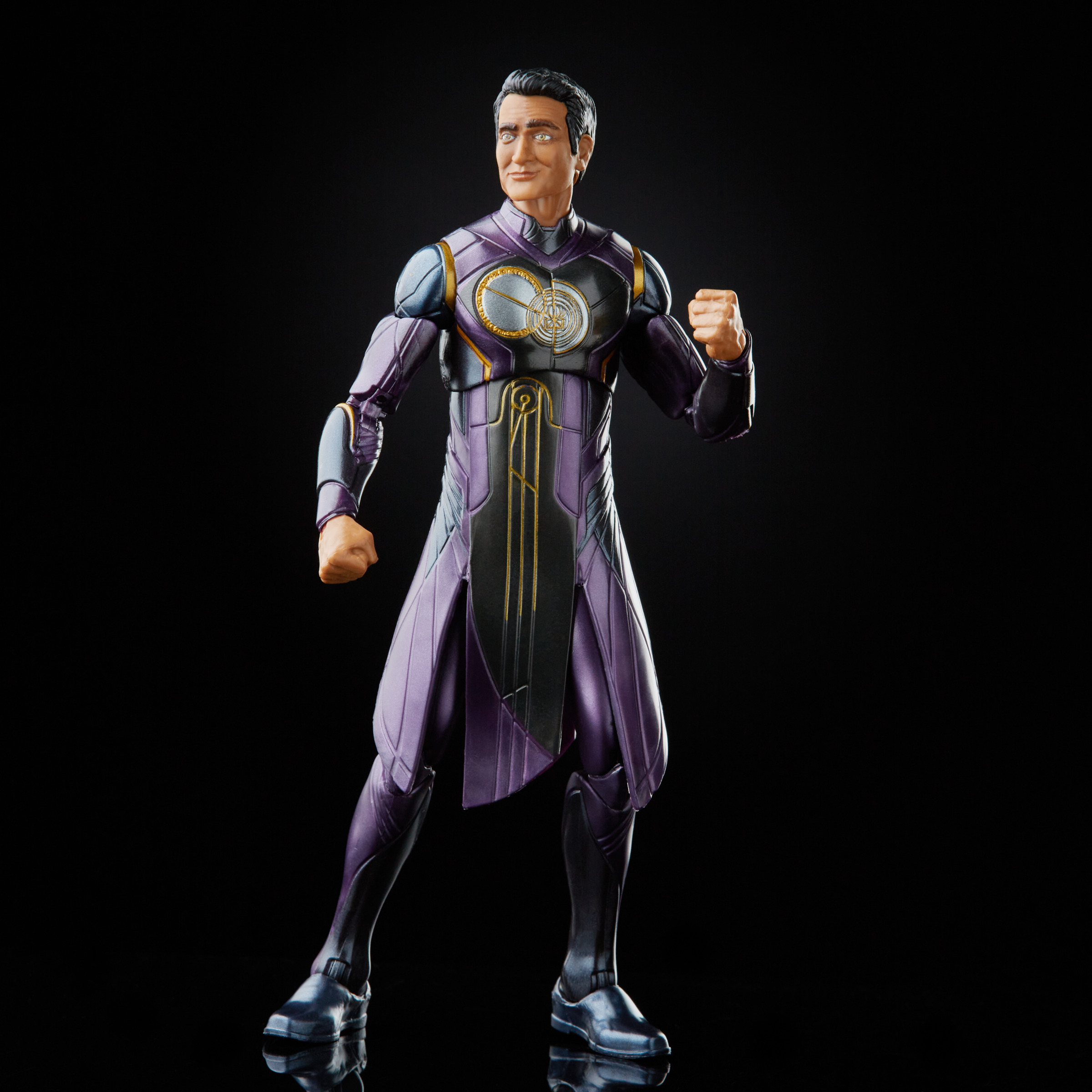 Figura de acción de hombre con traje morado, de pie, fondo negro.