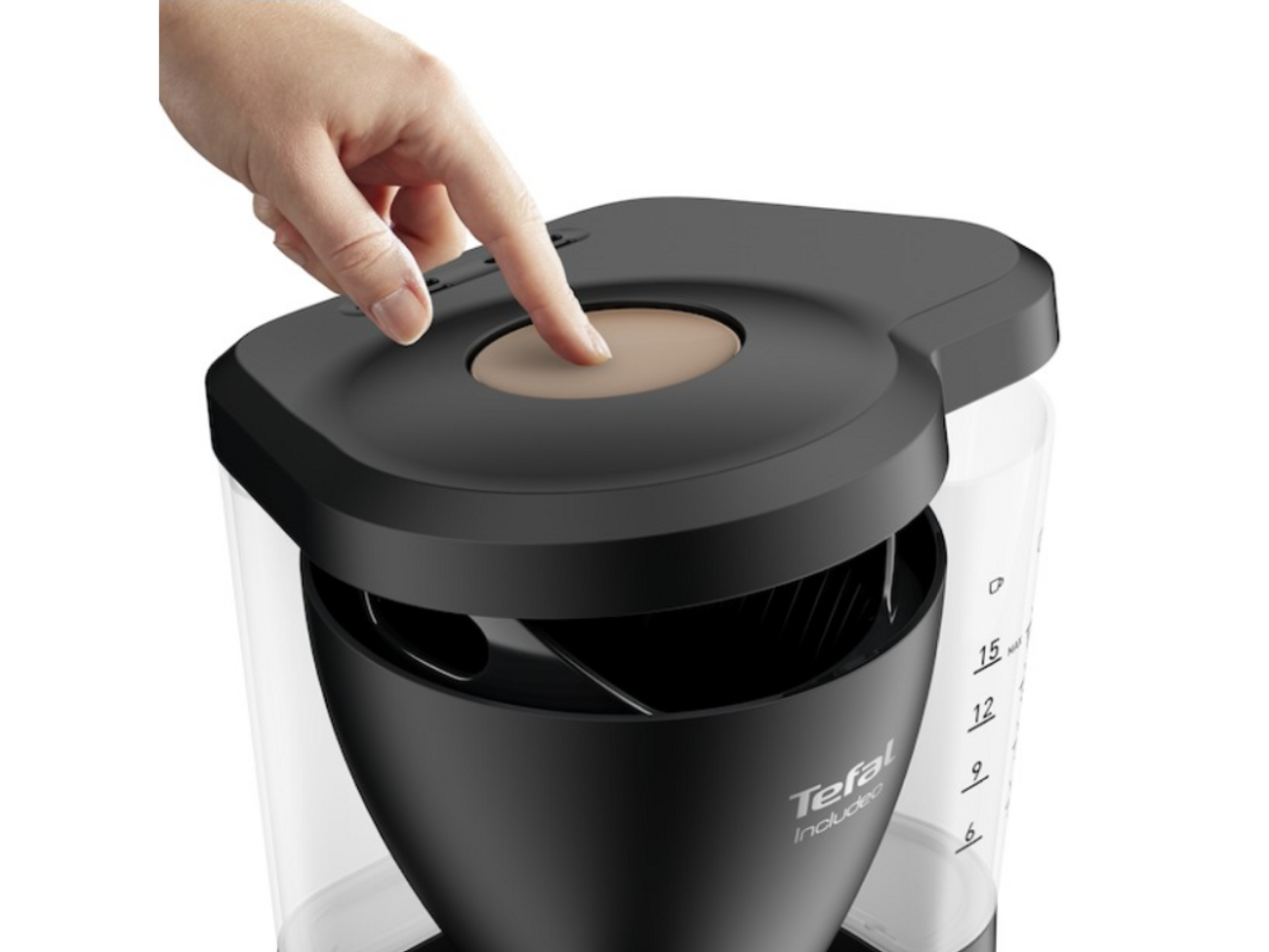 Ręka naciskająca przycisk na czarnym i przezroczystym ekspresie do kawy.