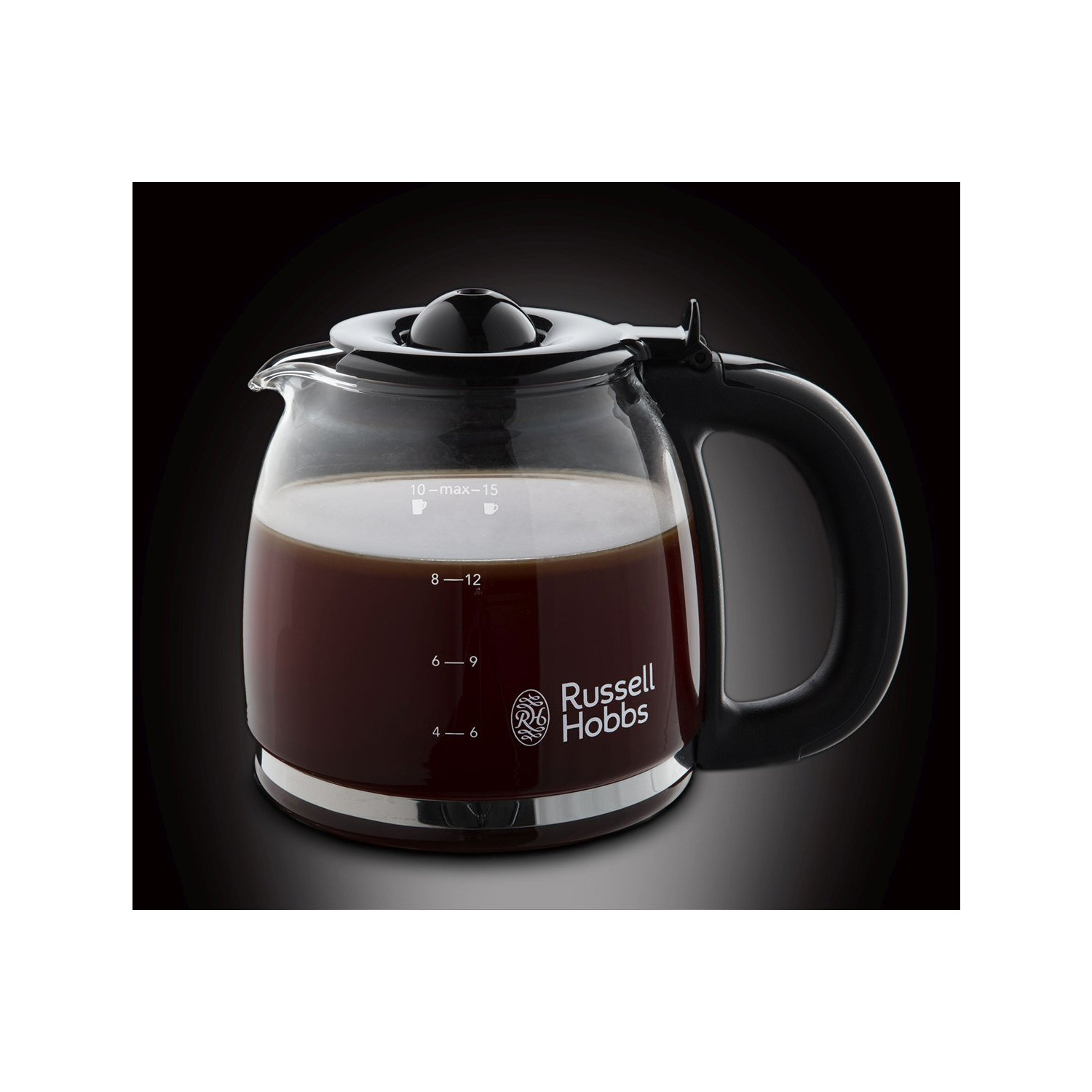 Eine klare Kaffeekanne mit braunem Kaffee darin, auf schwarzem Hintergrund.