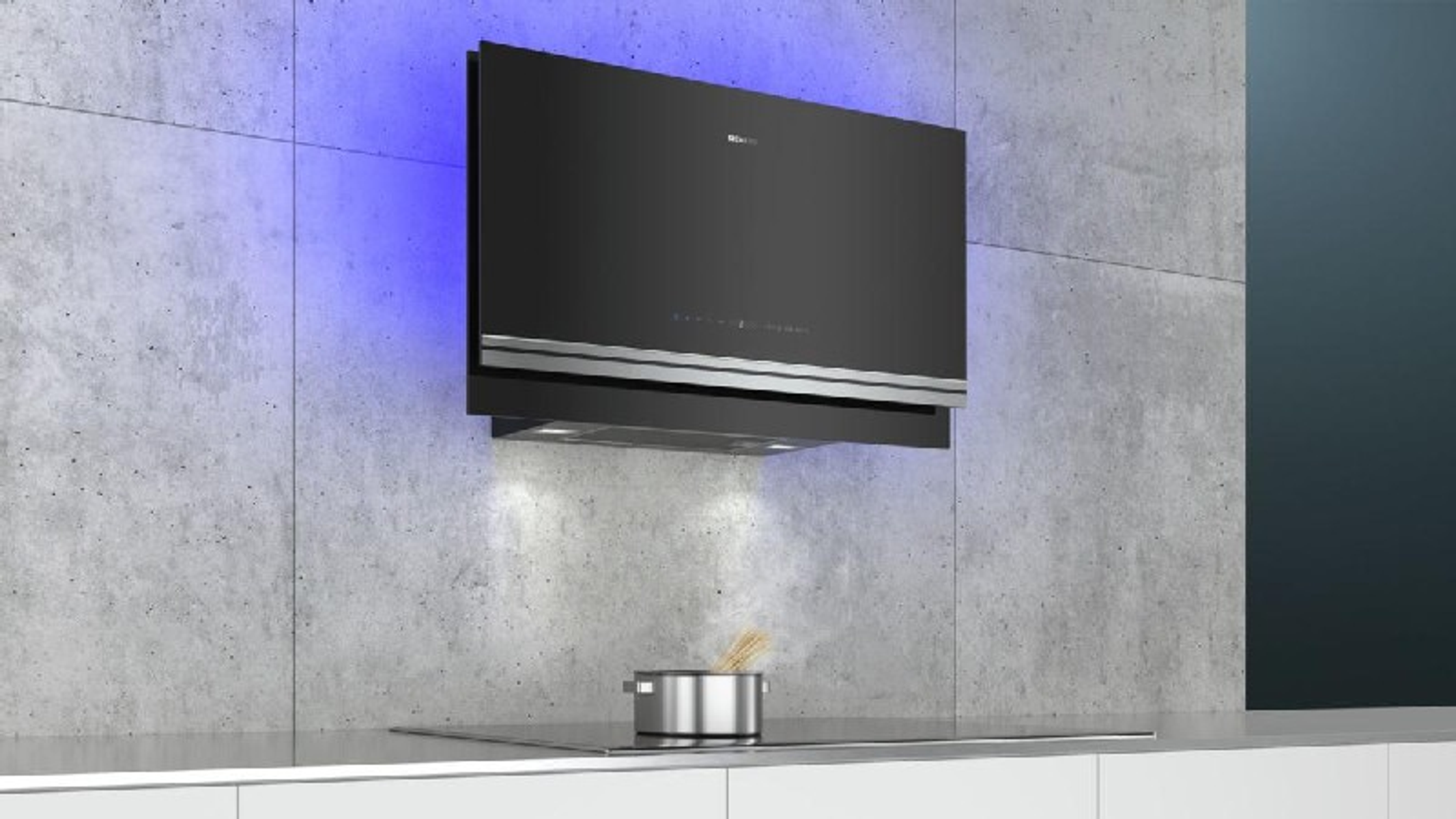 Una campana extractora Siemens negra con luces sobre una placa de cocina, con luz ambiental azul.