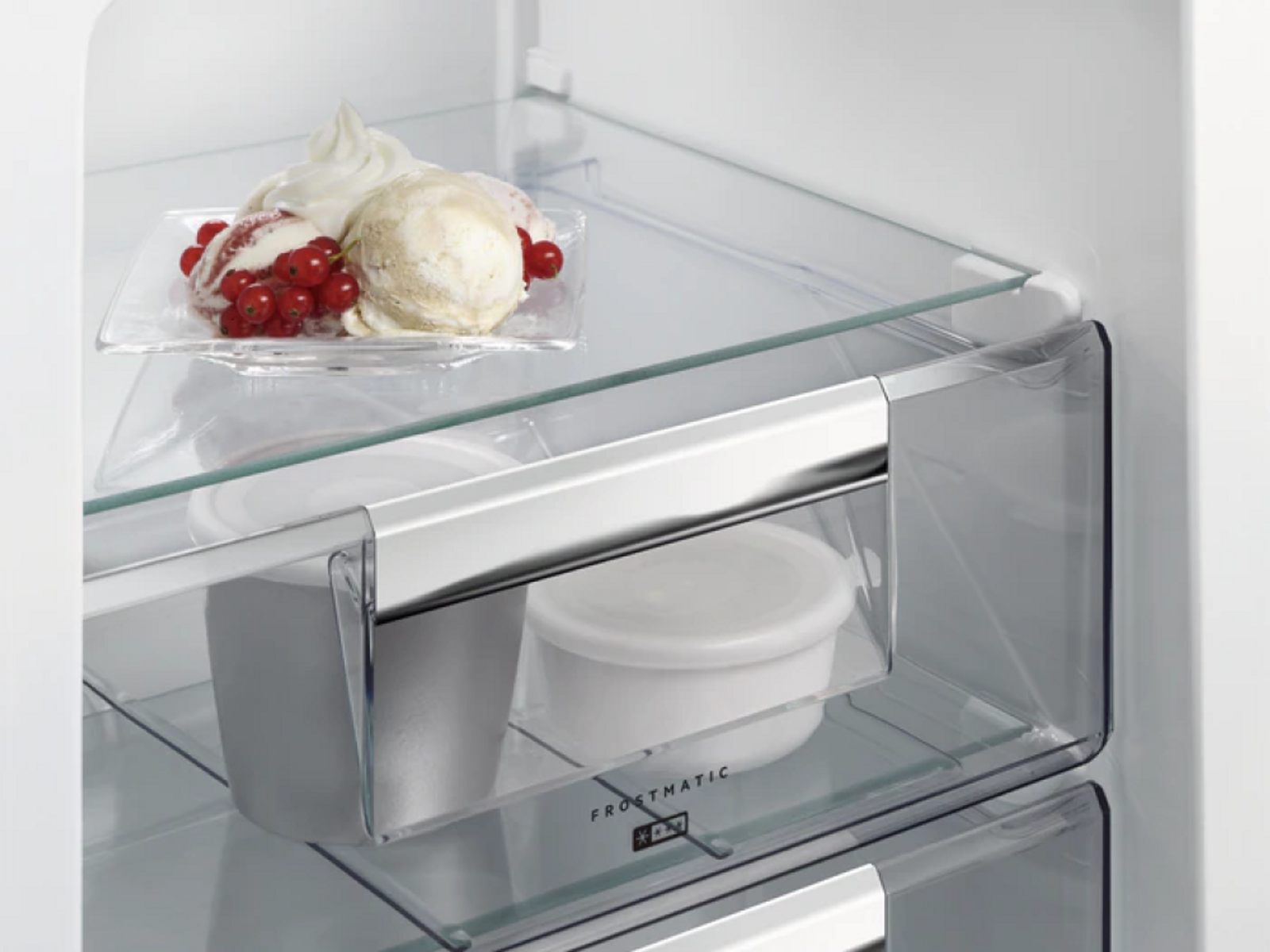 Primo piano dell'interno del frigorifero con gelato e altri oggetti.