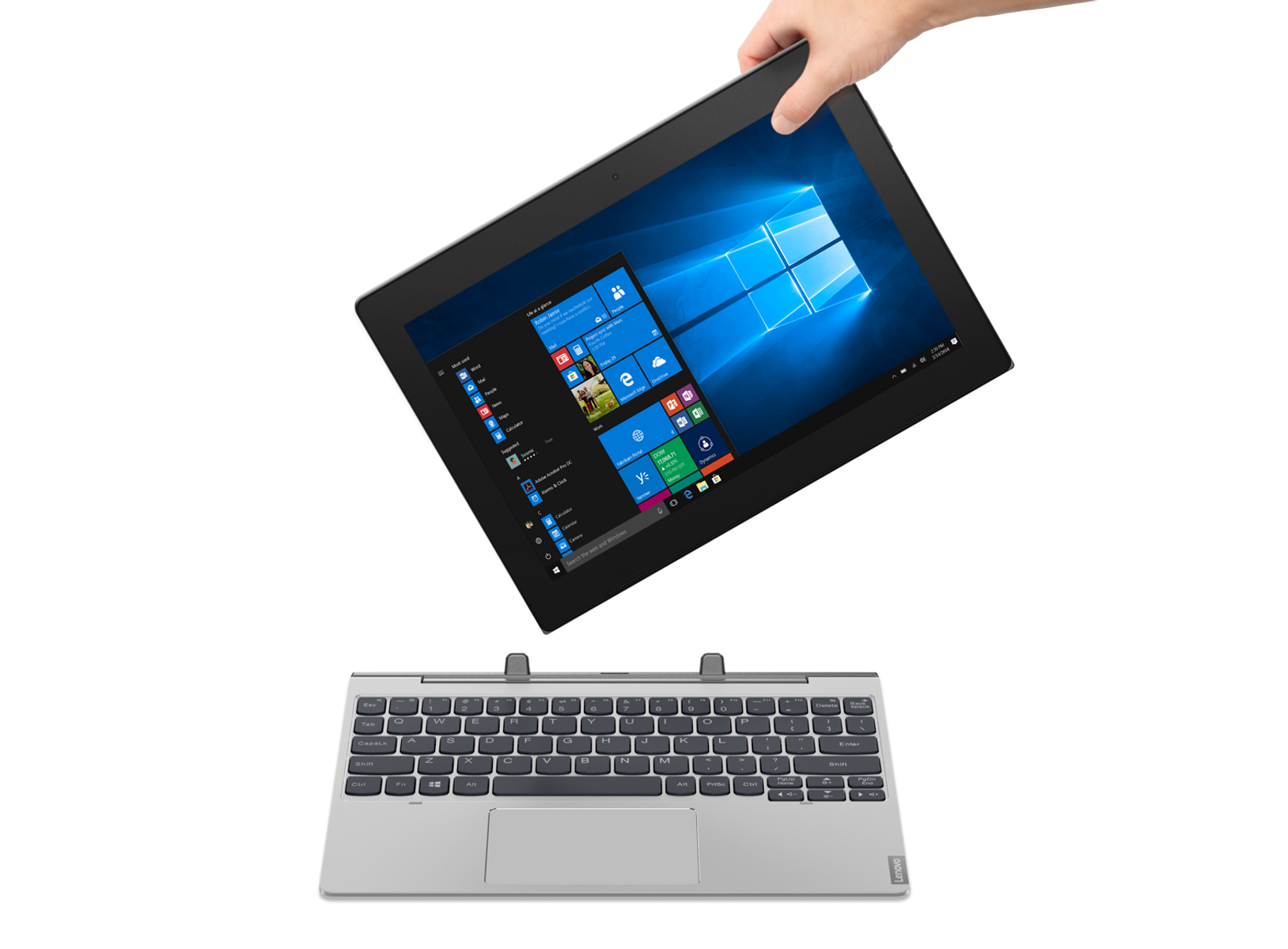 Una mano sosteniendo una tableta sobre un teclado de portátil, ambos sobre un fondo negro.