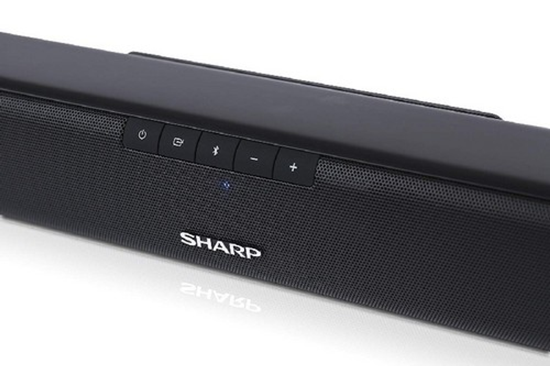 Czarny soundbar Sharp z przyciskami zasilania, Bluetooth i głośności. Białe tło.
