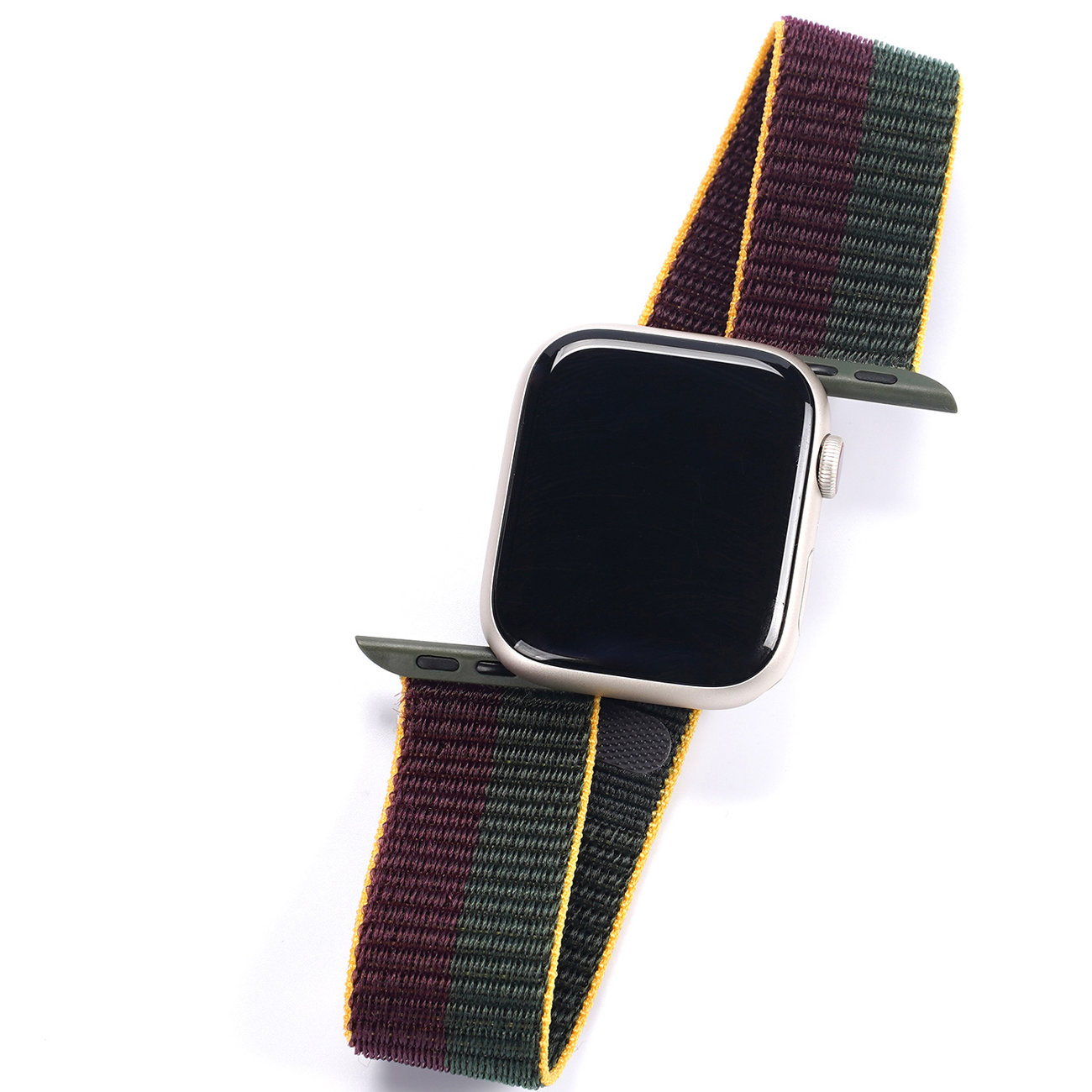 Apple Watch mit gestreiftem Armband in Grün, Burgunderrot und Gelb, weißer Hintergrund.