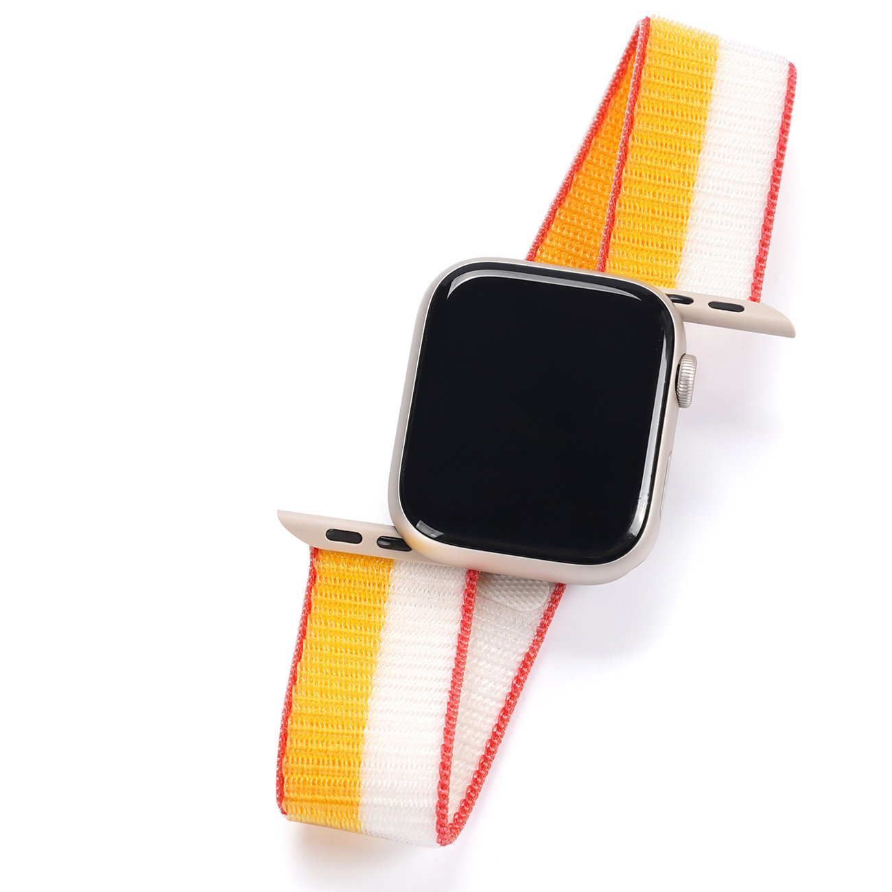 Apple Watch mit gelb, orange und weißem Armband. Die Uhr hat einen schwarzen Bildschirm. Weißer Hintergrund.