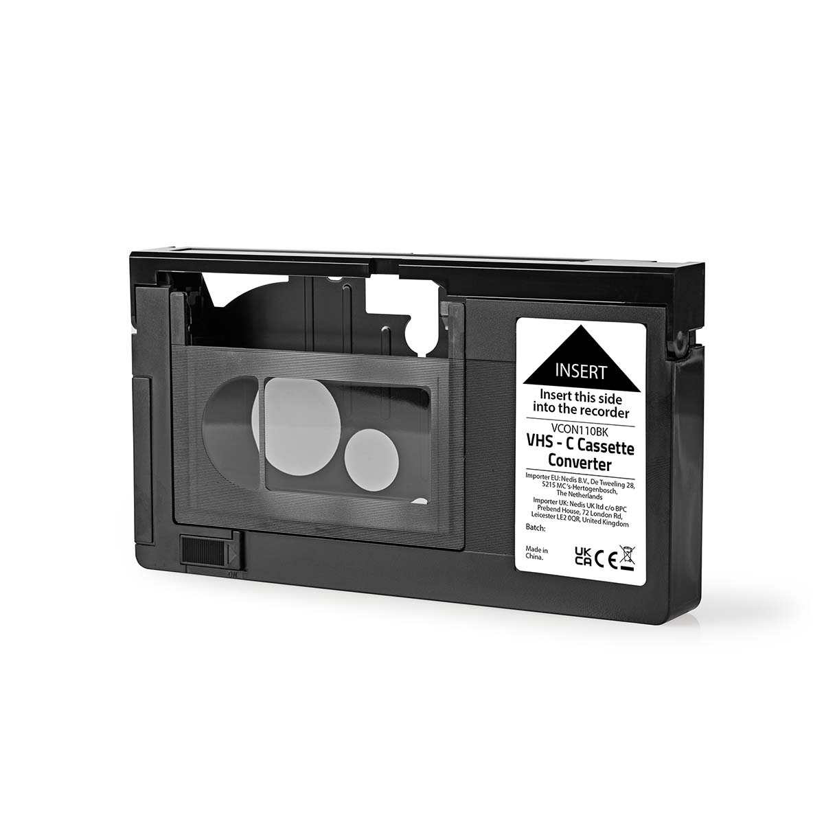 VHS-C-Kassettenkonverter. Schwarzes Kunststoffgehäuse mit einem transparenten Fenster und einem Einlegeetikett.