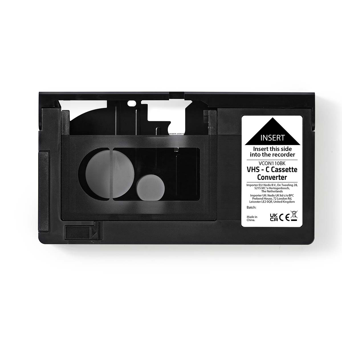 Ein schwarzer VHS-C-Kassettenkonverter mit Etikett und sichtbaren Innenteilen.