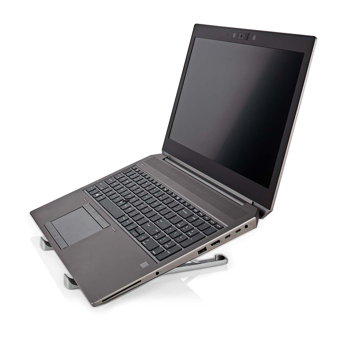 Laptop auf einem Ständer, angewinkelt, mit Tastatur und Bildschirm. Weißer Hintergrund.