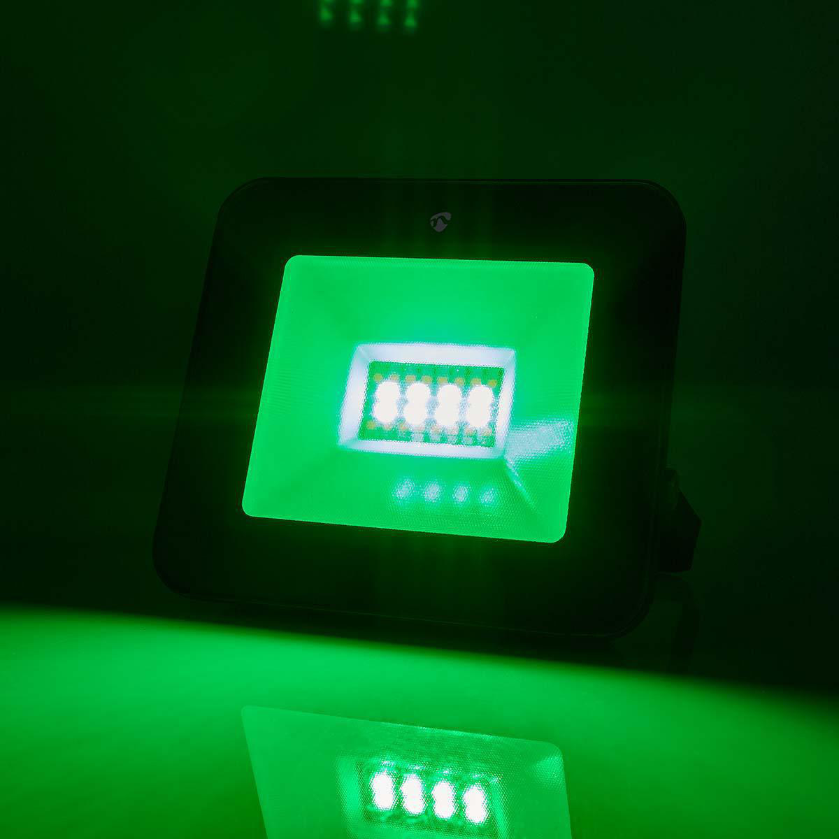 Groen licht. Een vierkant gevormd licht met een groene gloed. Het licht staat op een zwarte achtergrond.