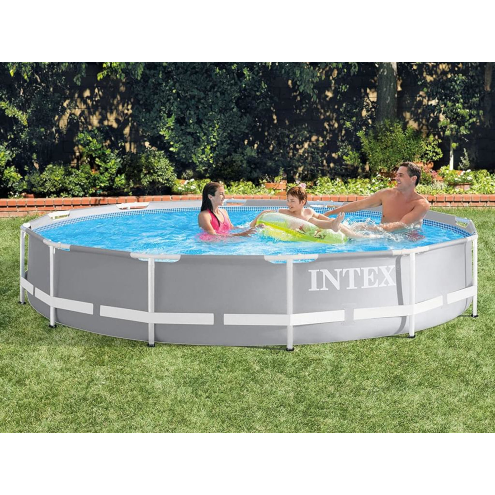 Familie in einem runden Pool. Grünes Gras umgibt den Pool. Das Wort INTEX ist sichtbar.