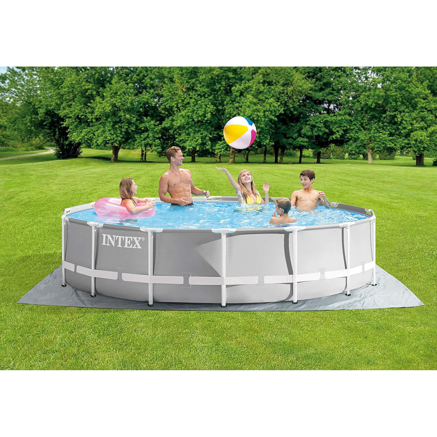 Eine Gruppe von Leuten in einem grauen oberirdischen Pool in einem Garten mit Bäumen.