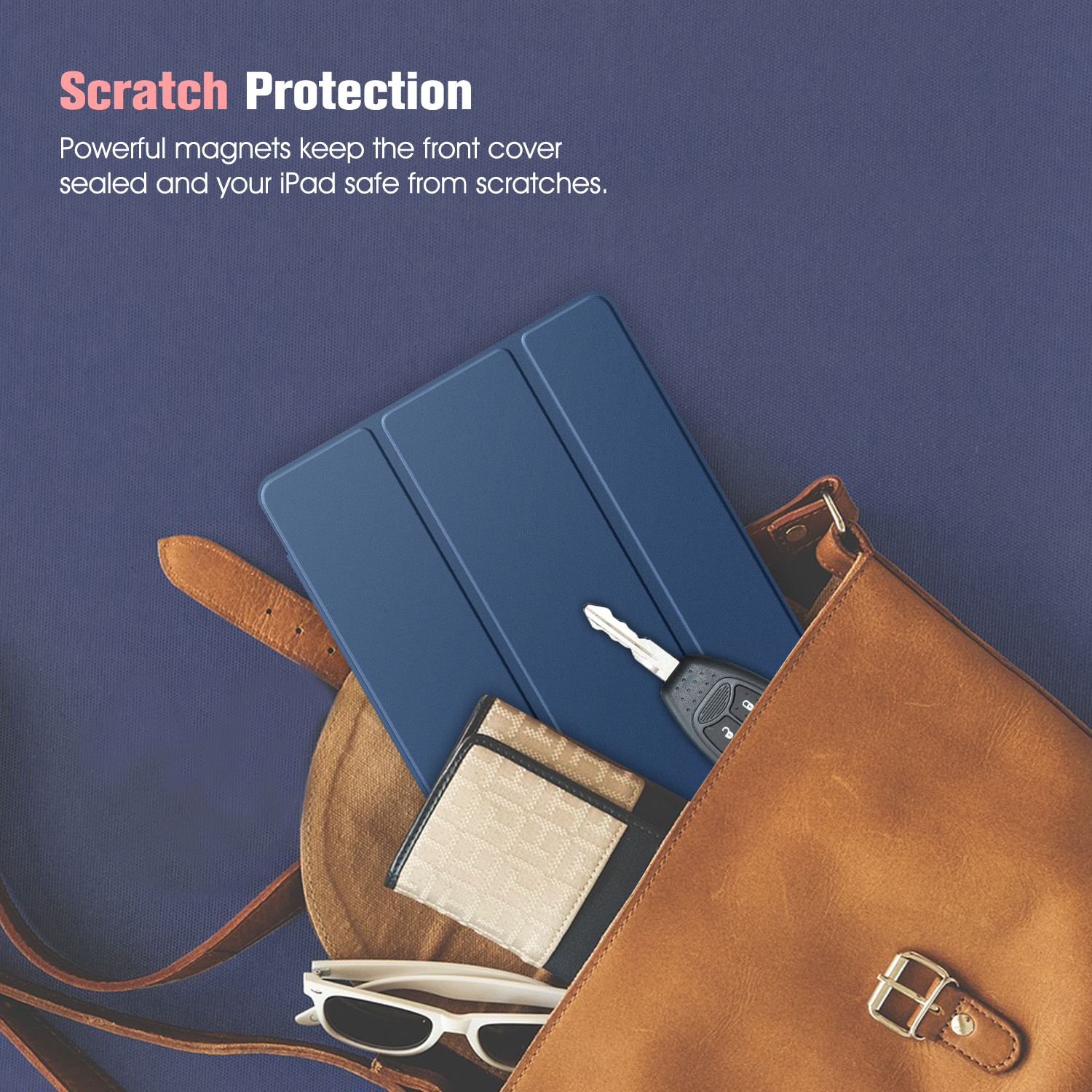 Eine blaue iPad-Hülle mit Gegenständen in einer braunen Tasche: Geldbörse, Schlüssel und Sonnenbrille.