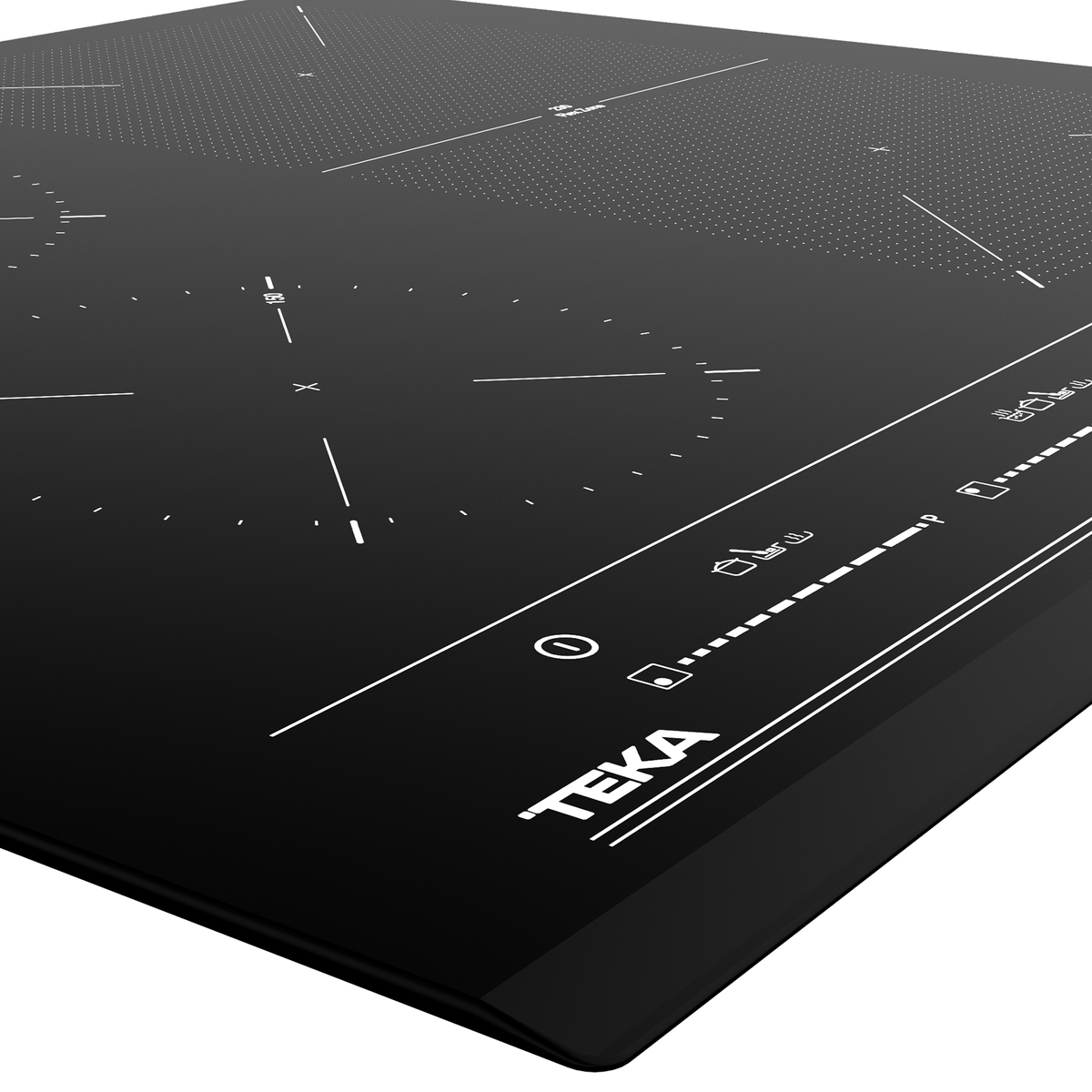 Piano cottura a induzione Teka nero e in vetro, vista angolata. Logo Teka bianco visibile.