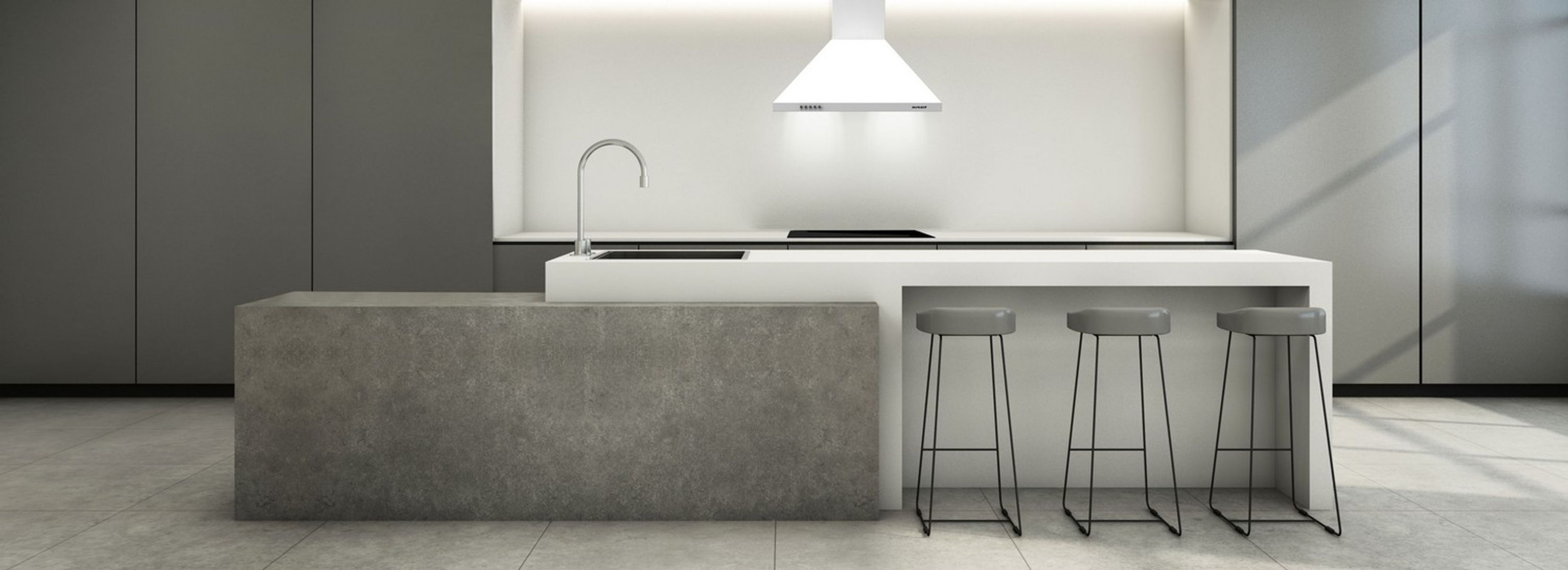 Cocina moderna con isla blanca, tres taburetes y campana extractora blanca.