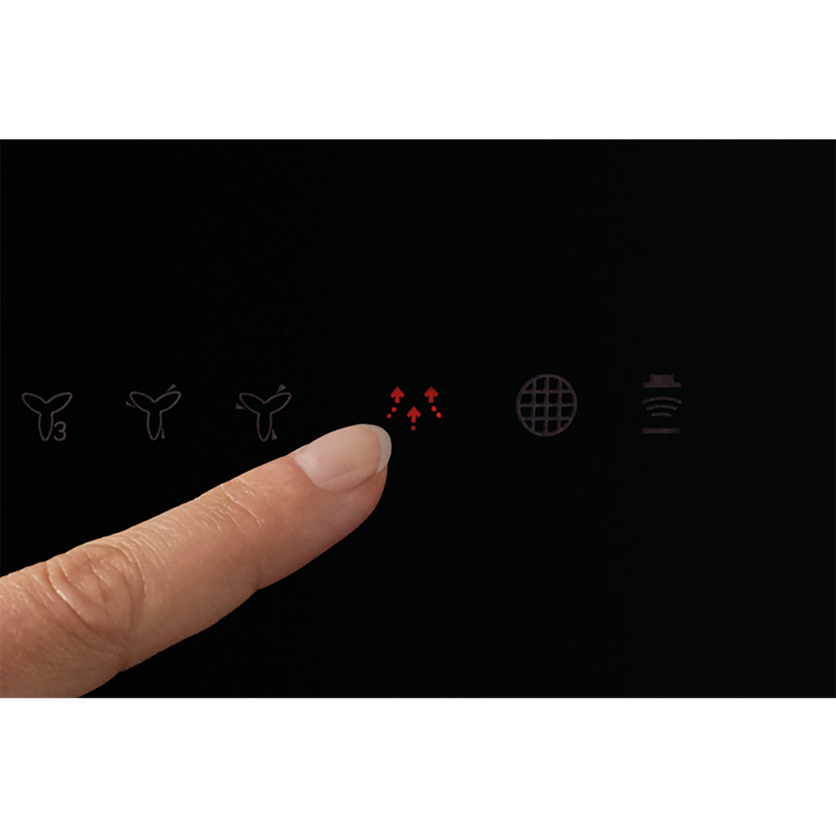 Un dedo apunta a un panel de control de placa negra. Se ven flechas rojas hacia arriba, una parrilla y un símbolo wifi.