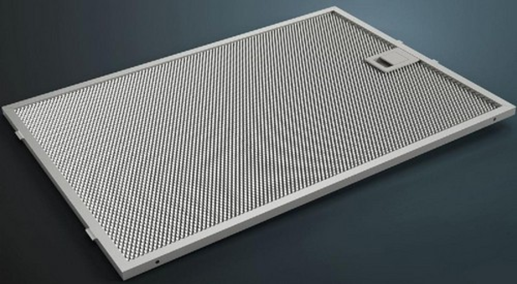 Un filtro per cappa in metallo con un design a rete, mostrato ad angolo.