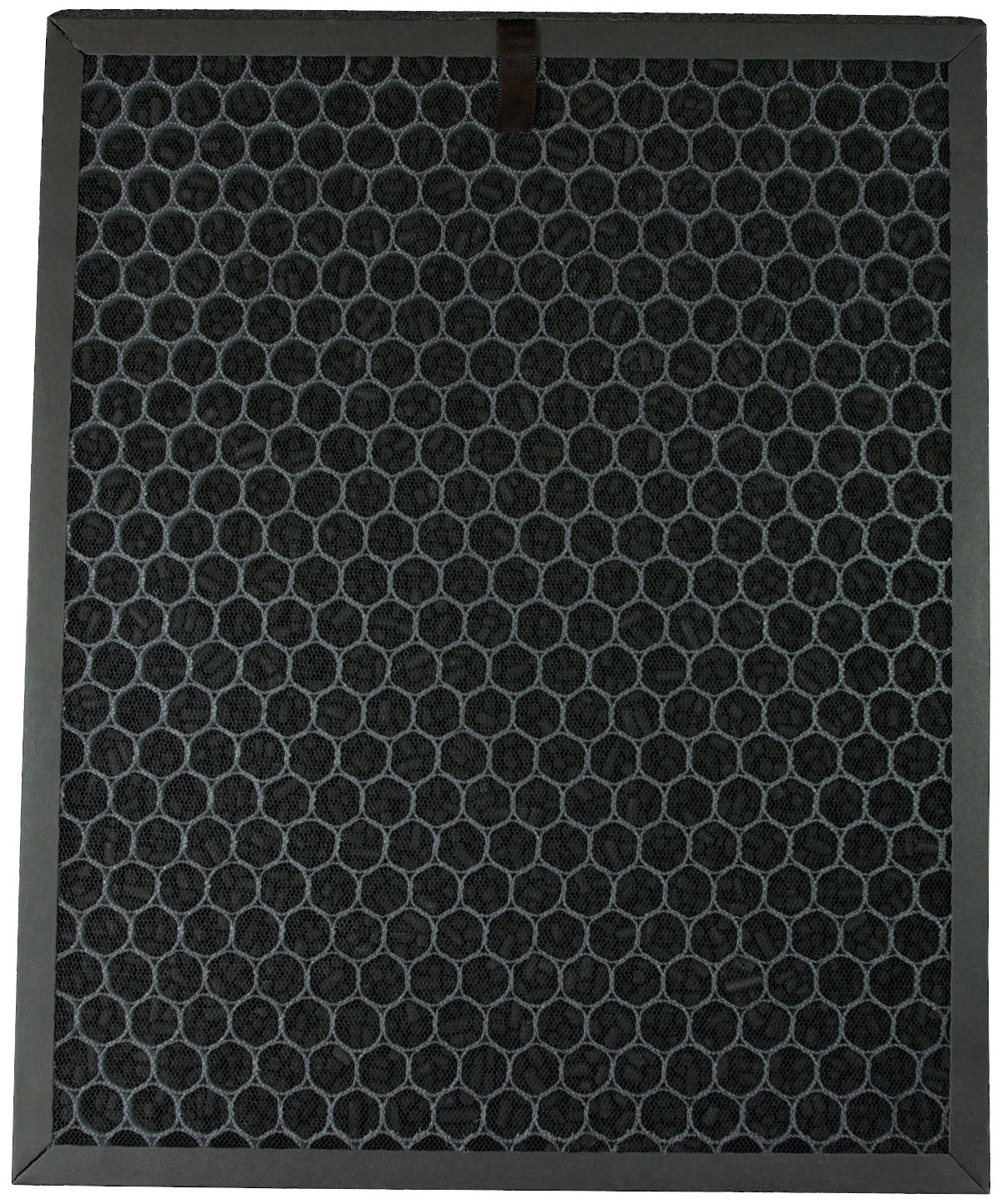 Schwarzer Luftfilter mit Wabenstruktur. Der Filter ist rechteckig. Weißer Hintergrund.