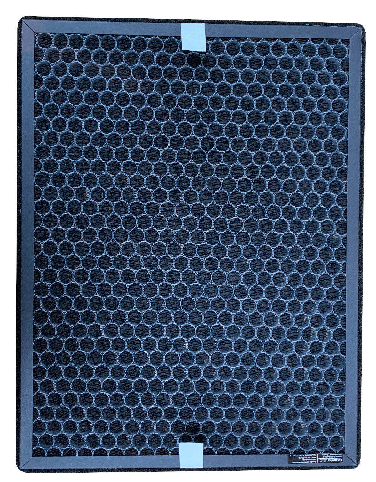 Luftfilter mit Wabenmuster. Schwarzer Rahmen. Weißes Klebeband sichert den Filter. Weißer Hintergrund.