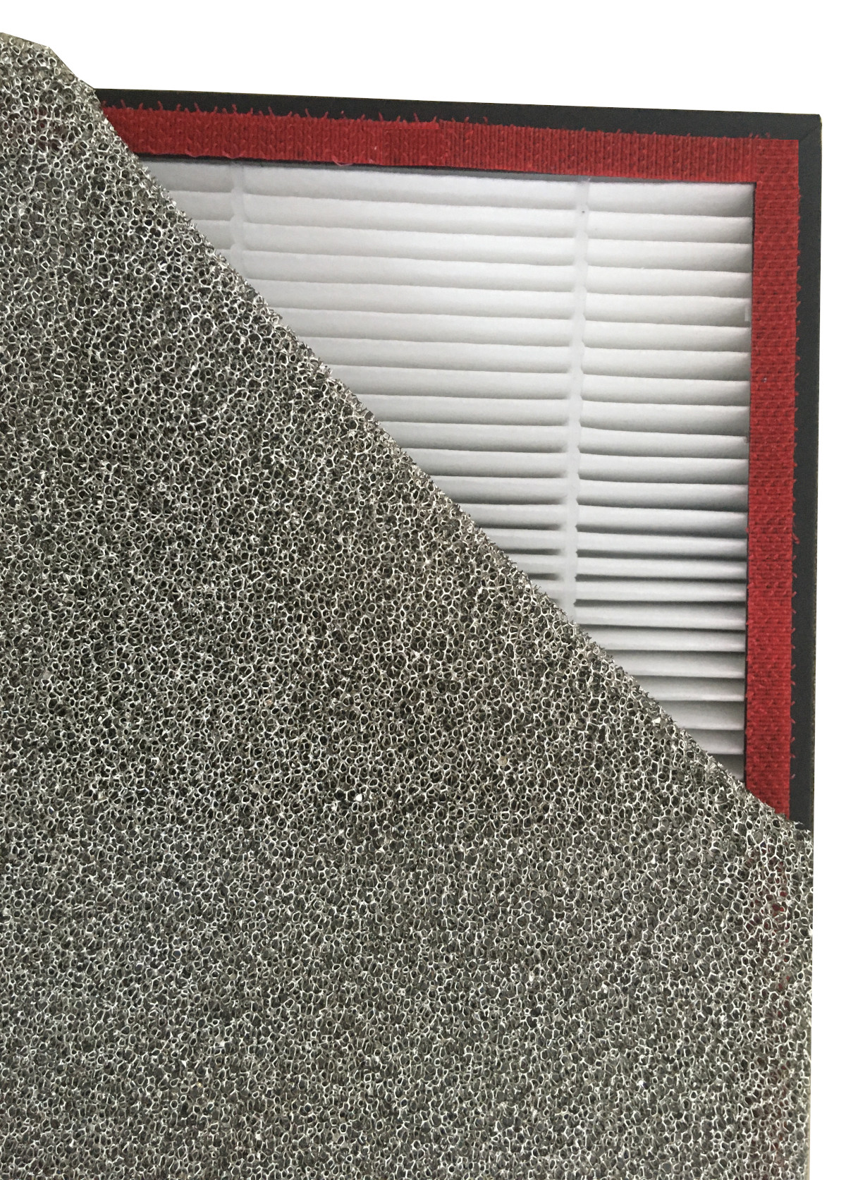Luftfilter mit Ausschnitt. Grauer Schaum und weißer, plissierter Filter mit rotem Rand.