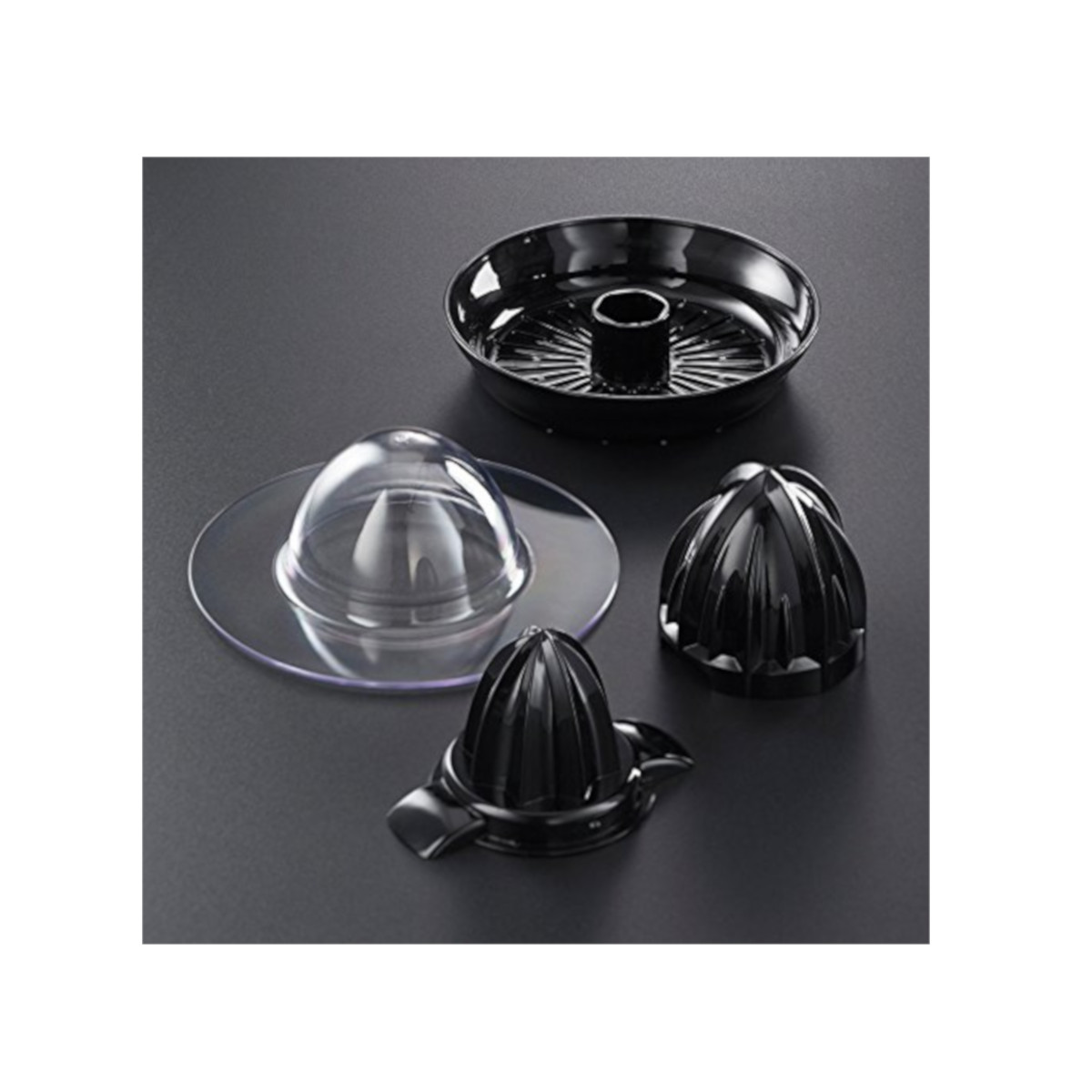 Uno spremiagrumi con componenti neri, tra cui una ciotola, coni e un coperchio trasparente.
