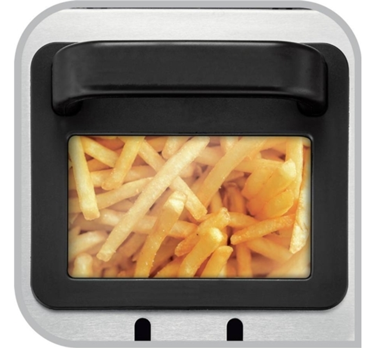 Widok z góry na frytownicę powietrzną z ugotowanymi frytkami. Frytownica jest czarna i srebrna.