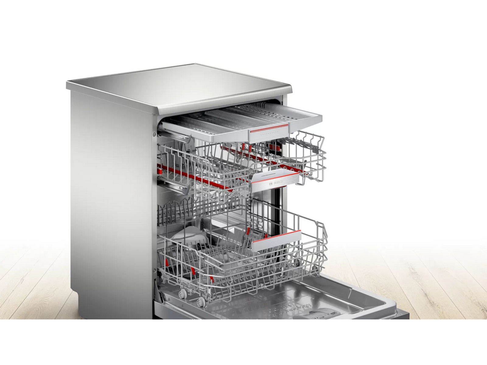 Lavastoviglie con porta aperta. Interno con cestelli e bracci irroratori. Esterno in acciaio inox. Sfondo bianco.