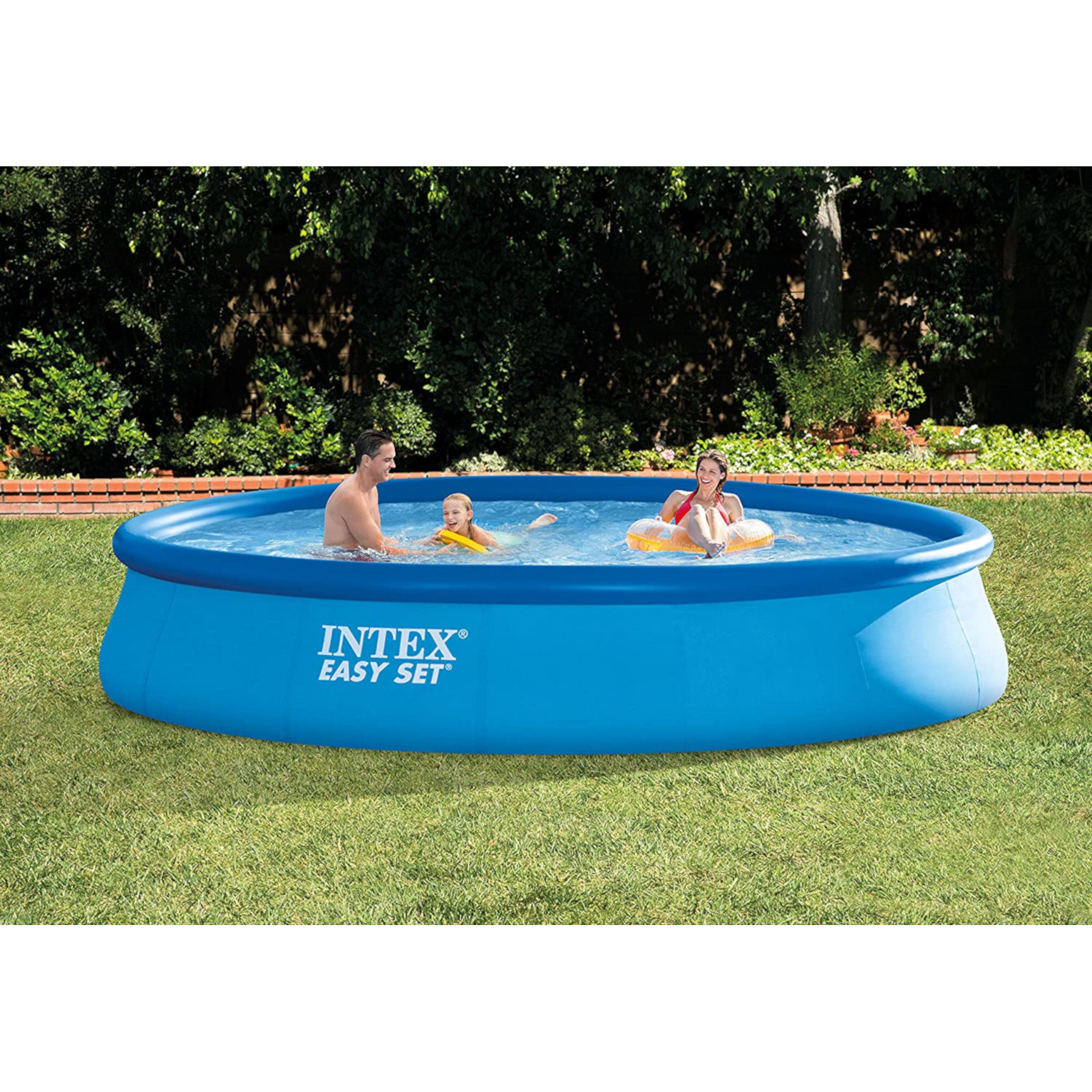 Blauer Intex Easy Set Pool, mit schwimmenden Personen, in einem grasbewachsenen Garten mit Bäumen.