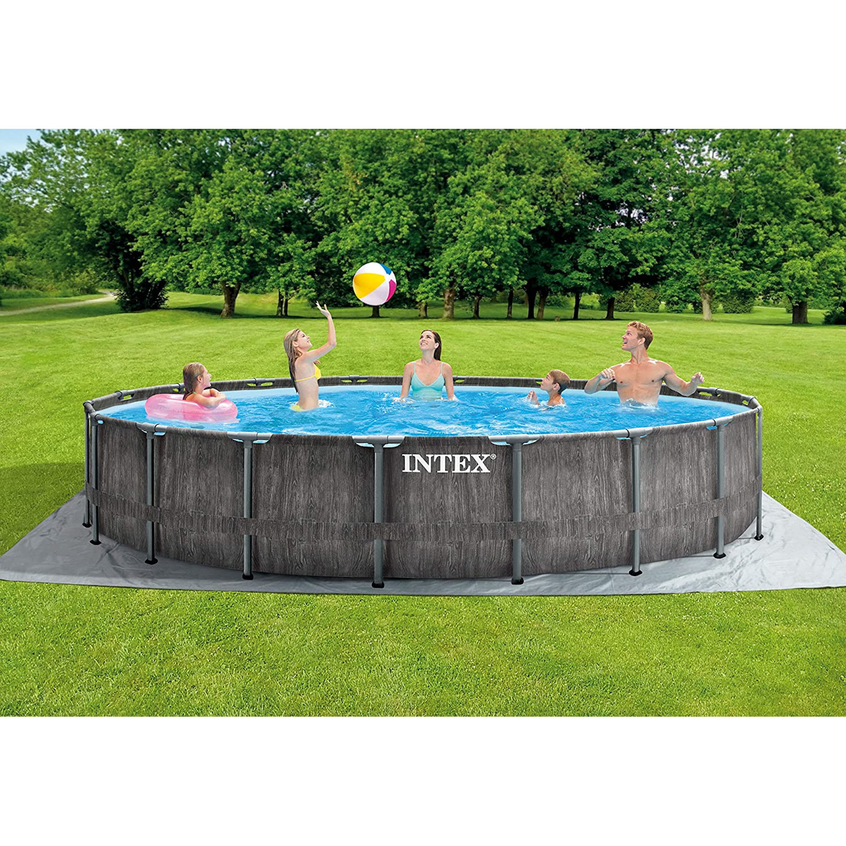 Eine Familie in einem Pool, die mit einem Ball spielt. Der Pool befindet sich in einem Garten.