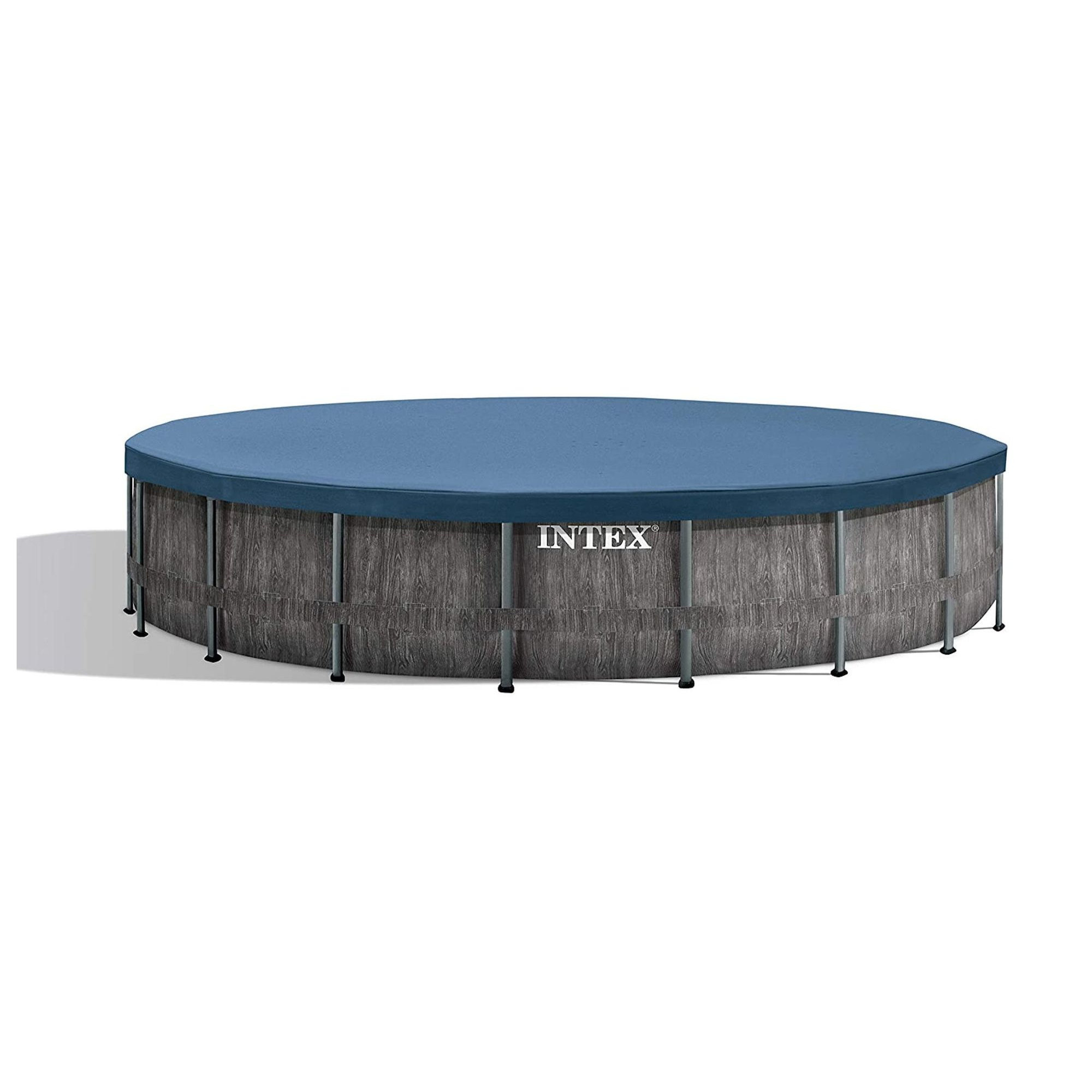 Runder Pool mit Holzpaneelen und blauer Abdeckung auf Gras, zeigt die Marke Intex.