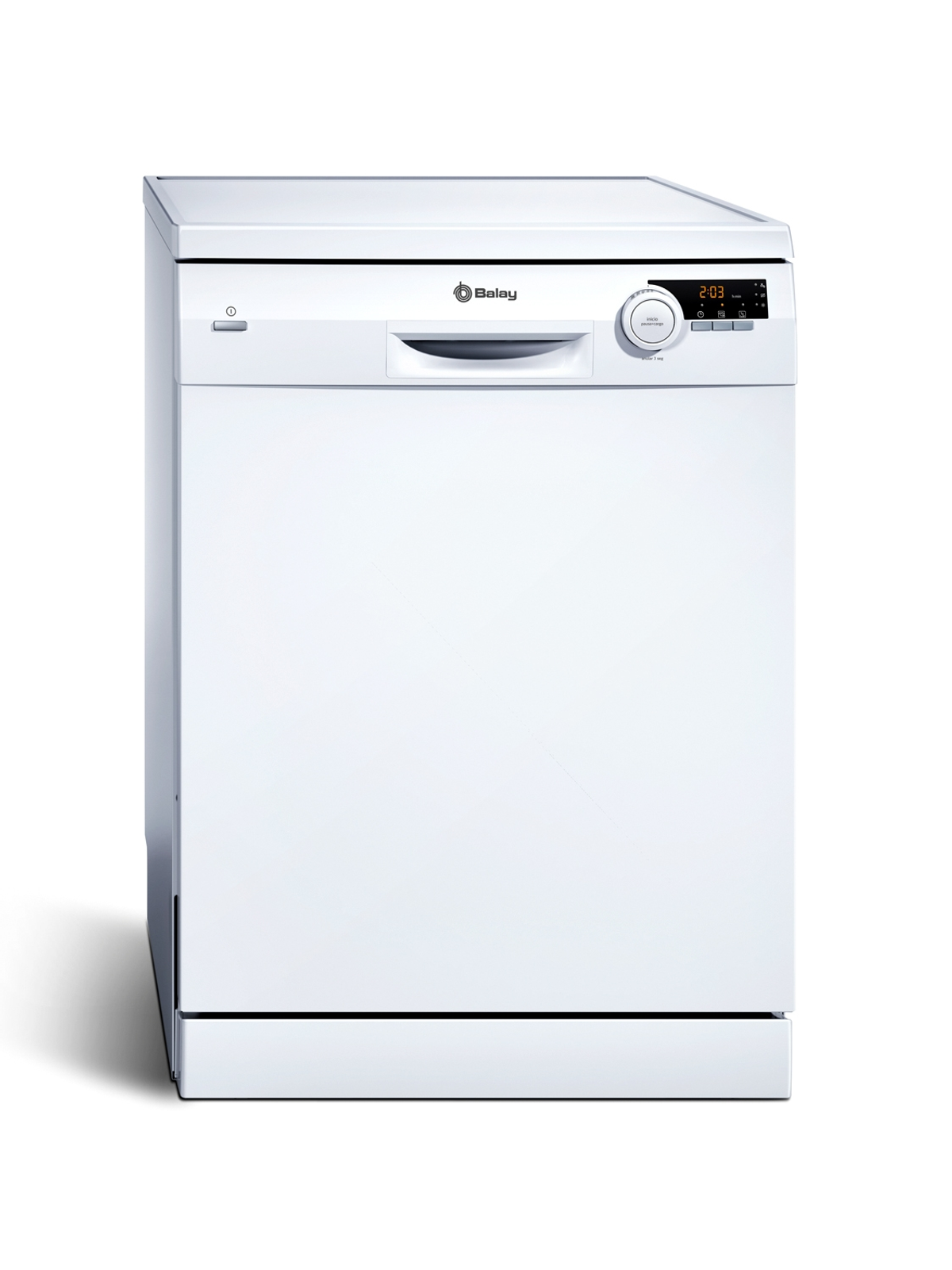 Biała zmywarka Balay na białym tle, widok z lekkiego kąta.