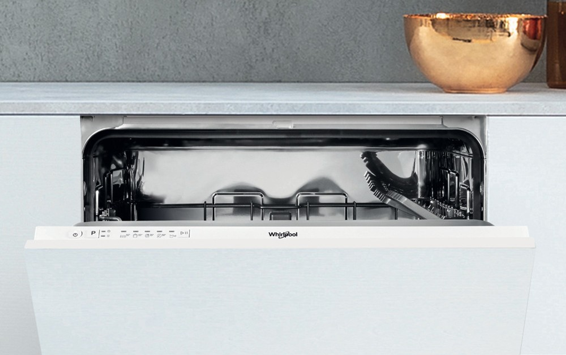 Lavastoviglie Whirlpool aperta con ripiani interni e comandi.