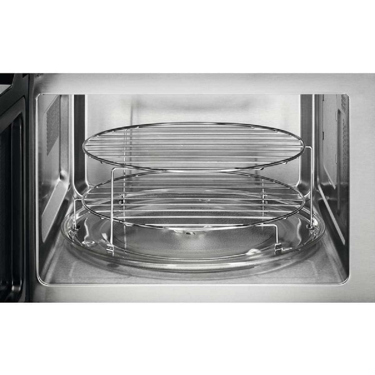 Un forno a microonde con due griglie metalliche all'interno.