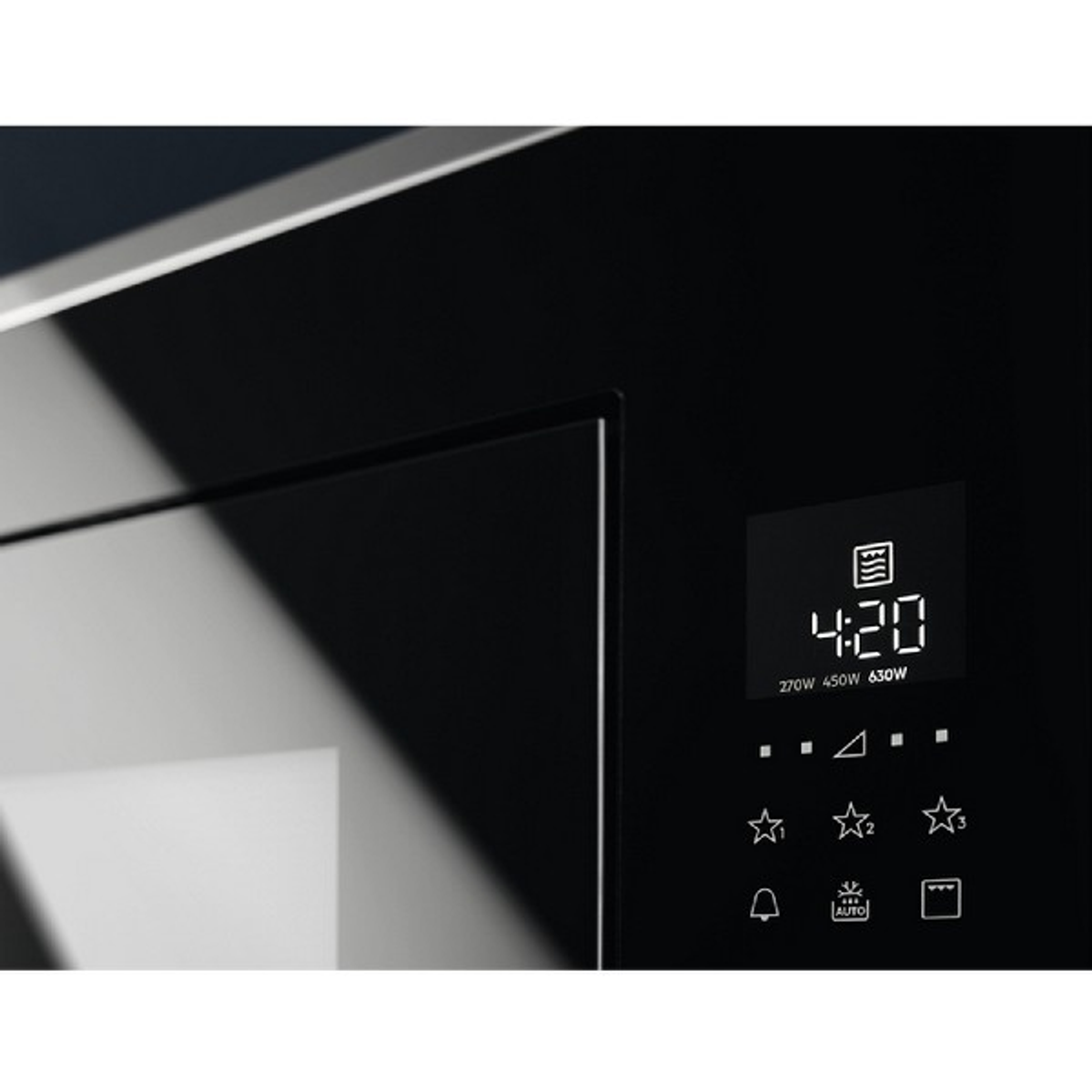 Un forno a microonde nero, con un display digitale che mostra l'ora e le impostazioni di potenza.